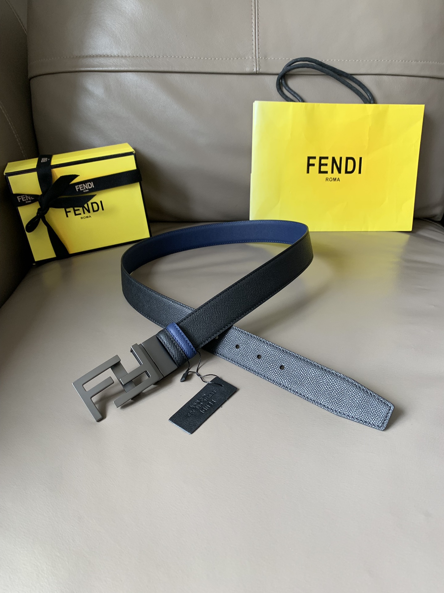 Fendi 五金做工精细 线条流畅 表面光滑 𝐙𝐏电镀工艺 香港通关【𝐇𝐀𝐀𝐒】 进口皮料
