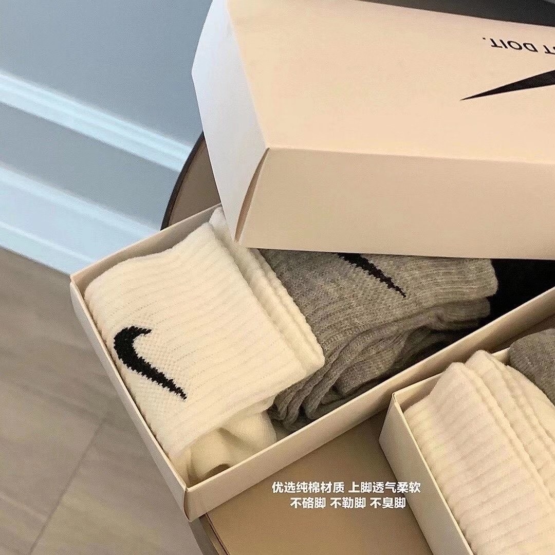 Mid-calf crew socks crafted from pure cotton - Comprehensive 2