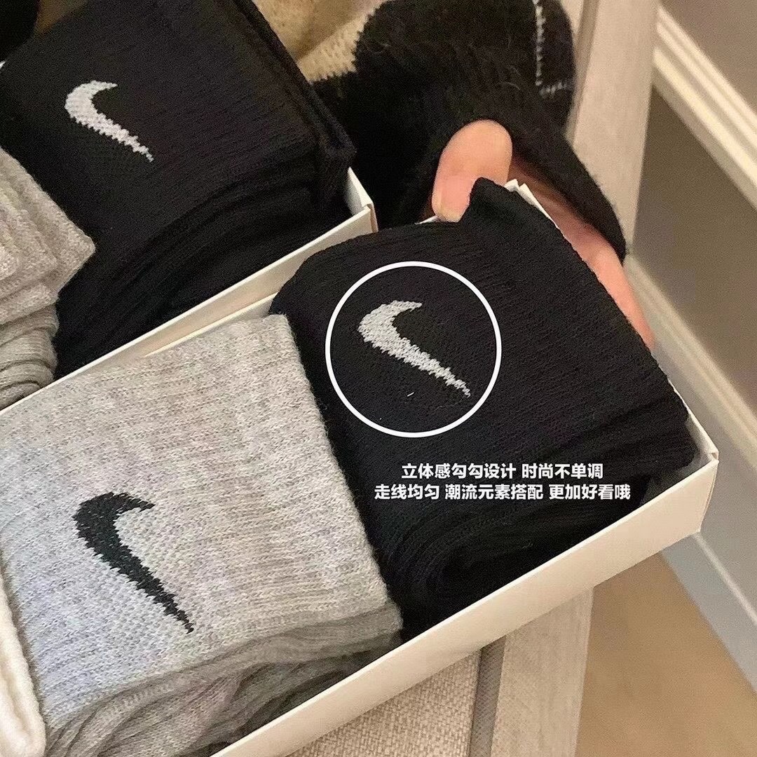 Mid-calf crew socks crafted from pure cotton - Comprehensive 3