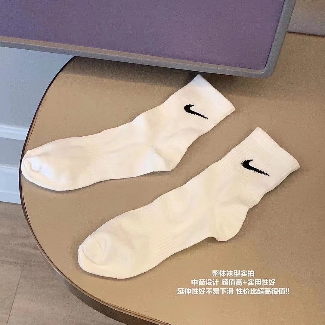 Mid-calf crew socks crafted from pure cotton - Comprehensive 8