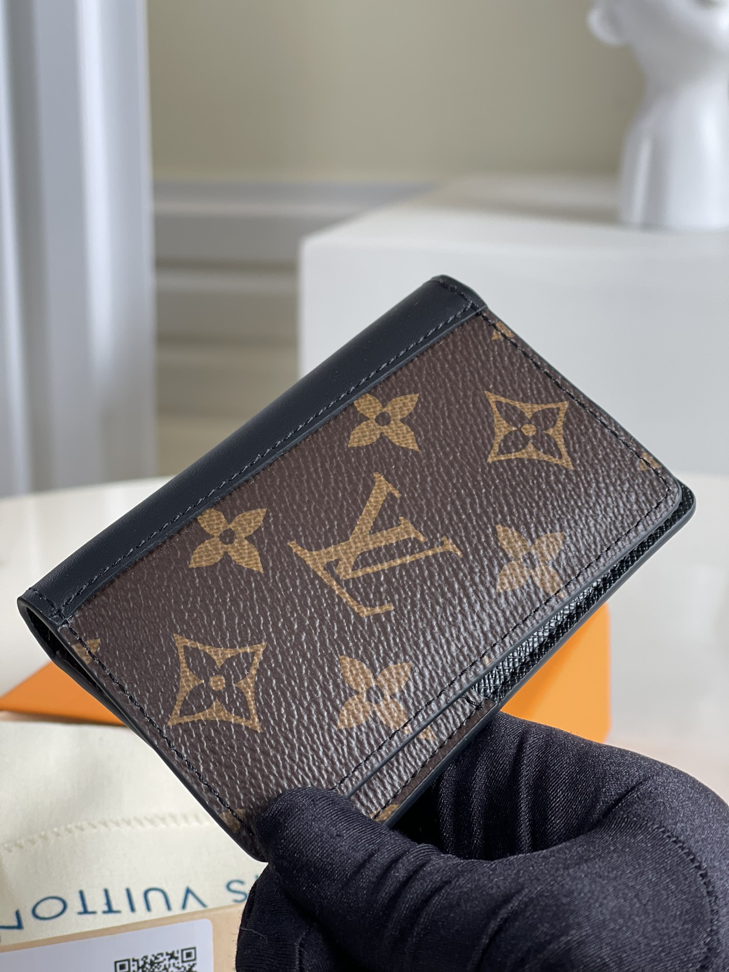 NO:396442,[Exclusive real-life M60111] Made with elegant canvas and is paired with extremely soft leather lining, this pocket wallet combines fashion and practicality. Under the compact and lightweight design, it has multiple pockets and space for loading credit cards and banknotes. Size 8X11cm ~b.,LV [original leather],louis vuitton19860909【独家实拍M60111】以优雅的帆布打造,配搭极柔软的皮革衬里,这款口袋钱夹糅合了时尚与实用性,在紧凑轻巧的设计之下,设有多个口袋和装载信用卡与纸币的空间.尺寸8X11cm ~b.,LV【原厂皮】,louis vuitton,Bag