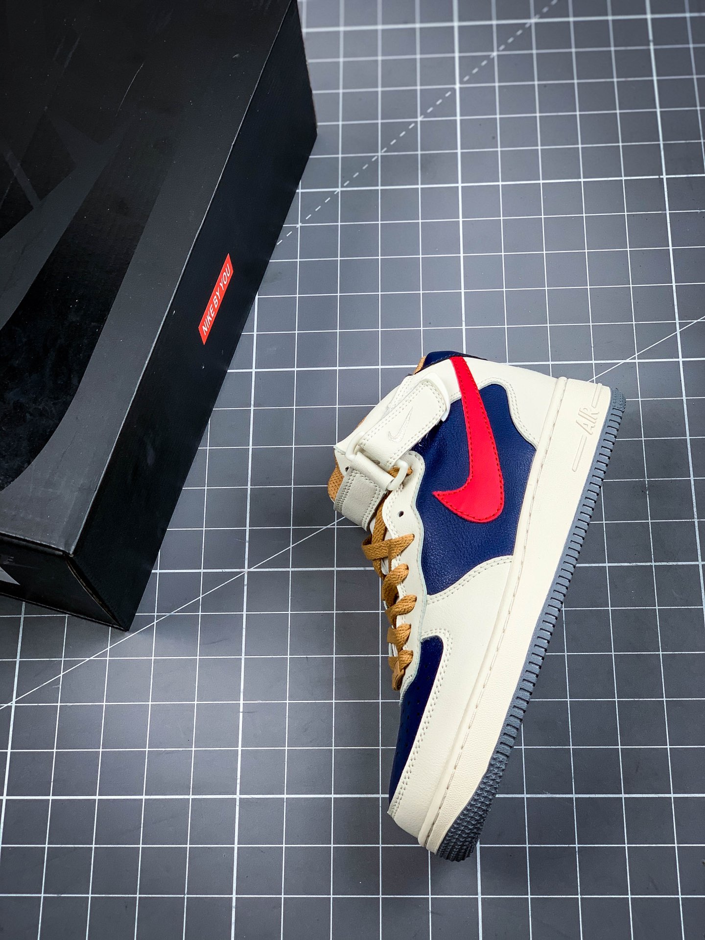 180 公司级 NKAir Force 1 '07 Mid 圣诞节配色 空军一号中帮运动休闲板鞋CU3245-110
