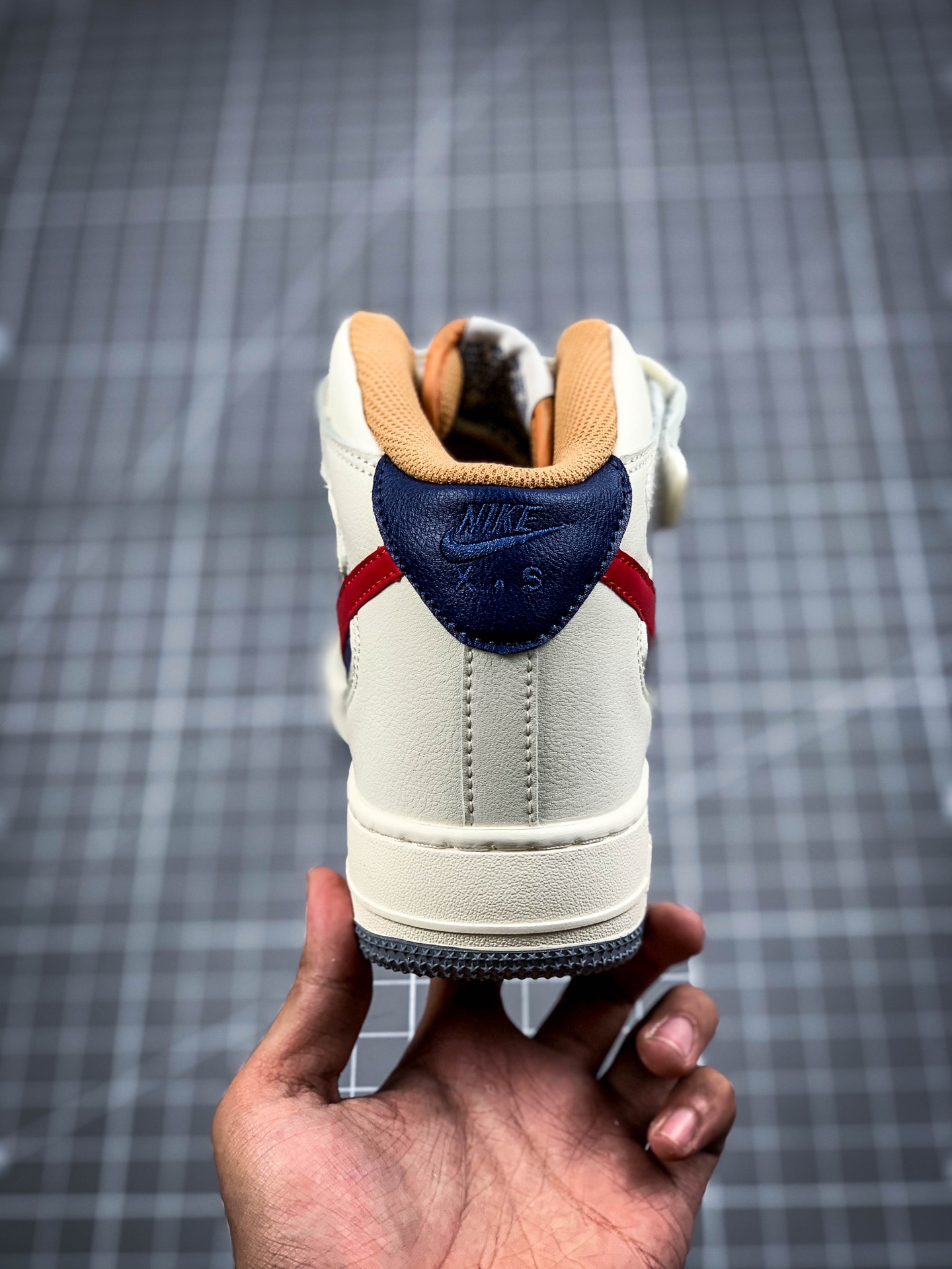 180 公司级 NKAir Force 1 '07 Mid 圣诞节配色 空军一号中帮运动休闲板鞋CU3245-110
