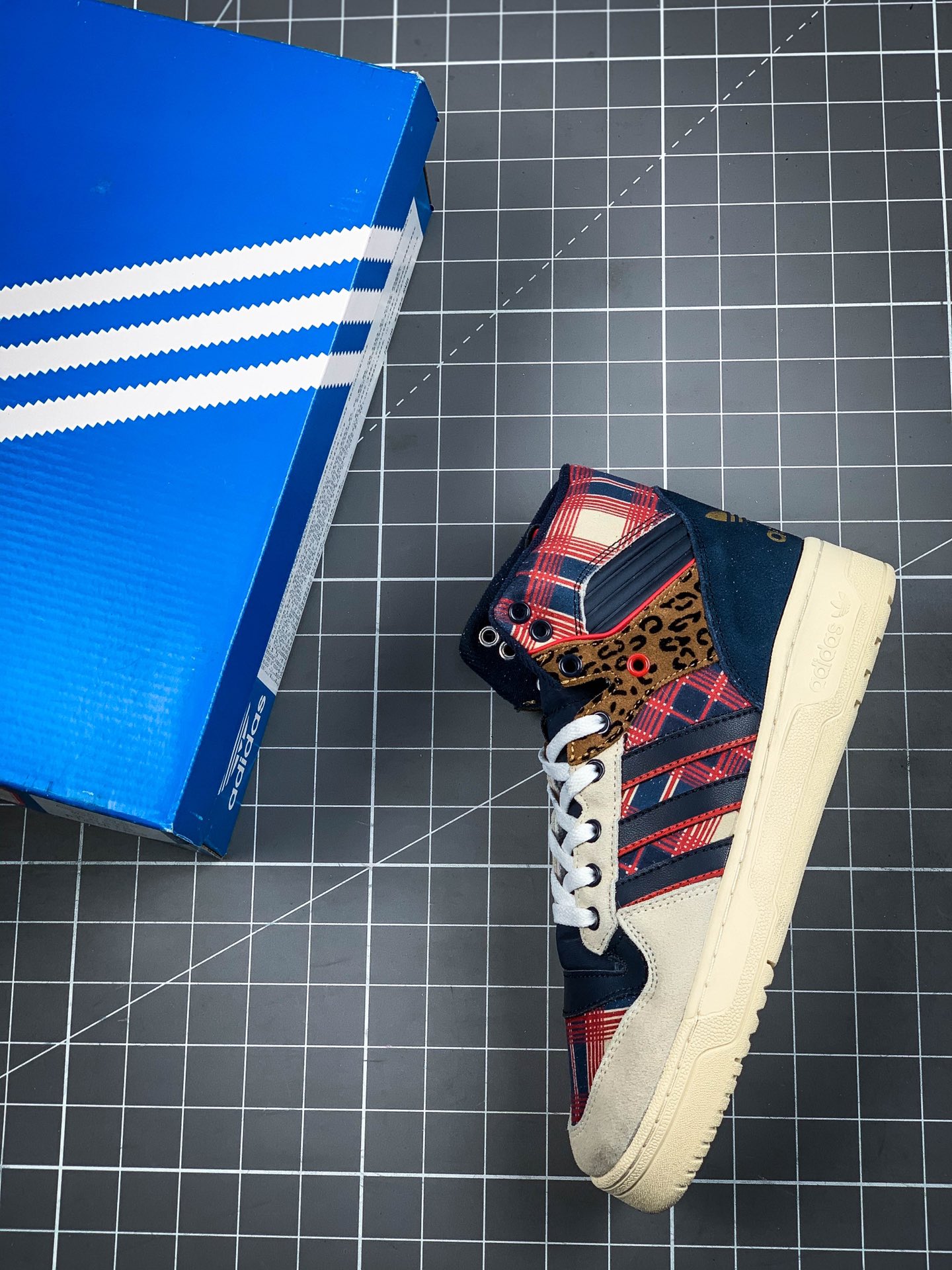 260 公司级 Adidas Rivalry RM CHI BOOST三叶草 高帮皮面男女休闲板鞋 FW3130
