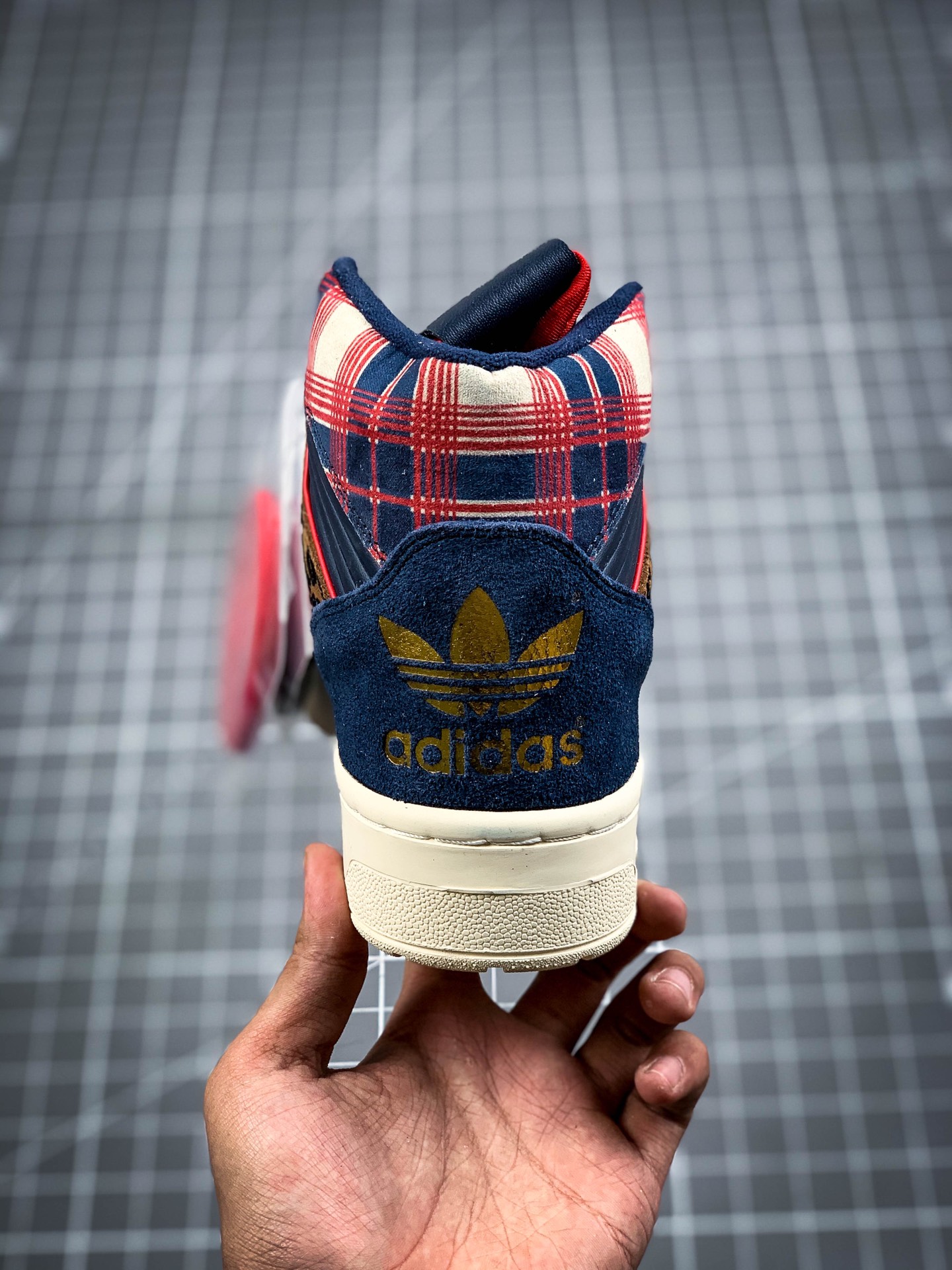 260 公司级 Adidas Rivalry RM CHI BOOST三叶草 高帮皮面男女休闲板鞋 FW3130