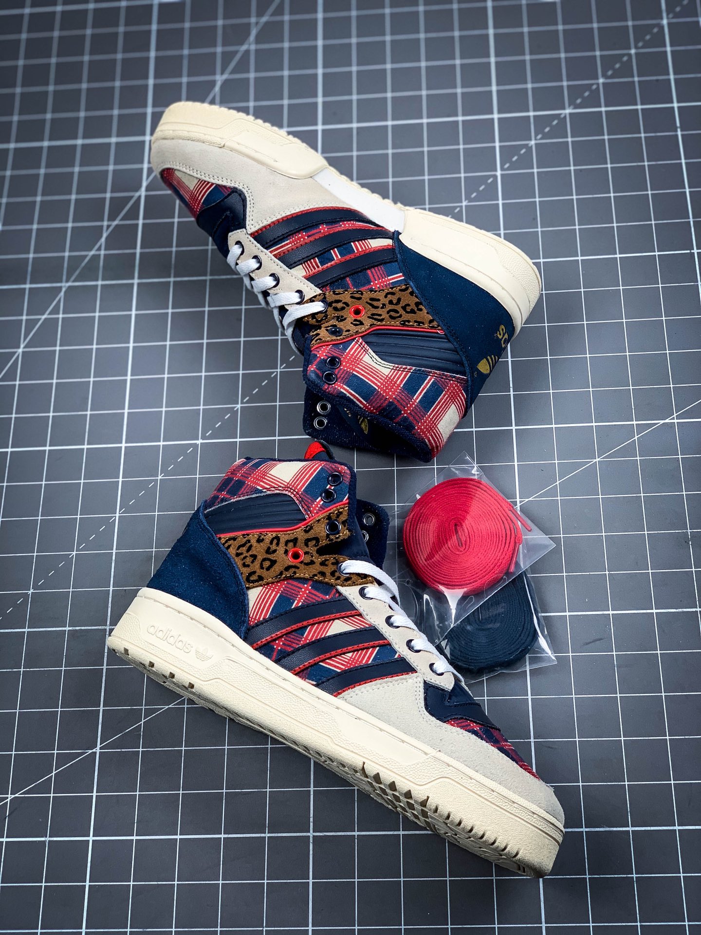 260 公司级 Adidas Rivalry RM CHI BOOST三叶草 高帮皮面男女休闲板鞋 FW3130