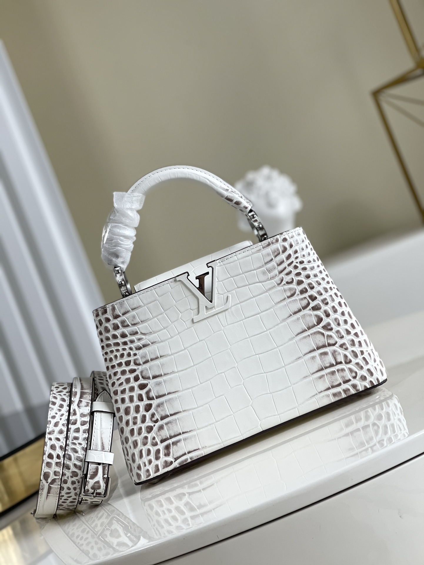 NO:396441,【Exclusive real photo N93163】Nile Crocodile Pattern This precious Capucines small handbag is made of crocodile leather pattern and is polished. The glittering and luxurious goatskin lining and shiny metal trim. The Capucines cover can be included in the bag to display letter logos and flip out to present the Monogram Flower pattern ideal accessories for night trip Size: 27*18*9 cm n.,LV【Original leather】,louis vuitton, sheepskin,crocodile skin19860909【独家实拍N93163】尼罗鳄鱼纹此款珍贵的Capucines小号手袋由鳄鱼皮纹经上光处理闪耀迷人奢华的山羊皮衬里与闪闪发光的金属饰件特有的Capucines搭盖既可收入包内展示字母标识又可外翻呈现Monogram Flower图案夜晚出行的理想配饰 Size:27*18*9 cm n.,LV【原厂皮】,louis vuitton,sheepskin,crocodile skin,Bag