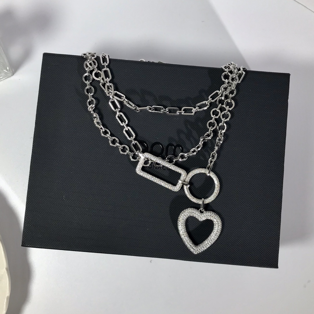 💰335 高品质 apm monaco新款几何爱心多层粗环银色项链！全新ECLAT系列，启发自不同寻常的节日献礼，一系列不对称线条，矩形及八角星，在形状和链条上营造大气而独特的视觉，满满高级感～