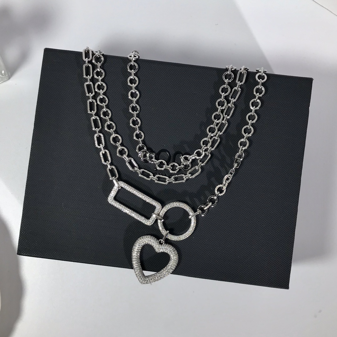 💰335 高品质 apm monaco新款几何爱心多层粗环银色项链！全新ECLAT系列，启发自不同寻常的节日献礼，一系列不对称线条，矩形及八角星，在形状和链条上营造大气而独特的视觉，满满高级感～