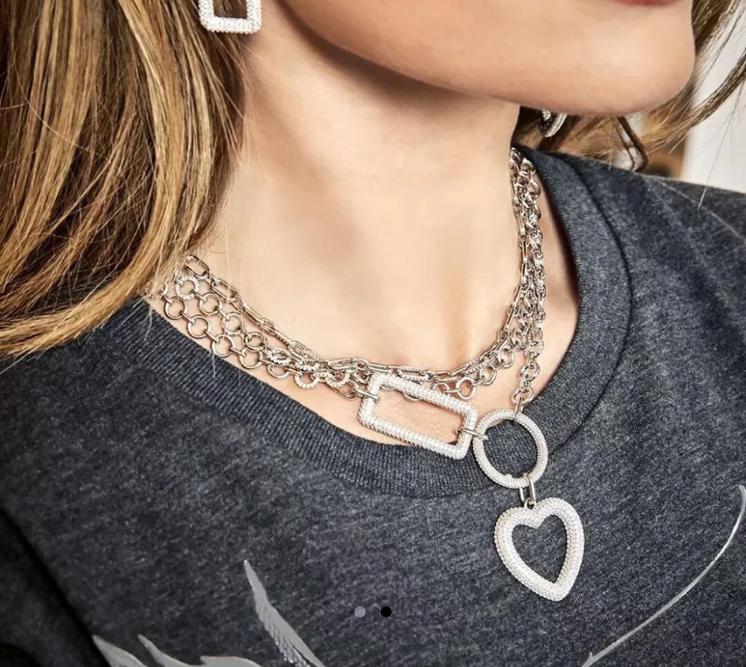 💰335 高品质 apm monaco新款几何爱心多层粗环银色项链！全新ECLAT系列，启发自不同寻常的节日献礼，一系列不对称线条，矩形及八角星，在形状和链条上营造大气而独特的视觉，满满高级感～