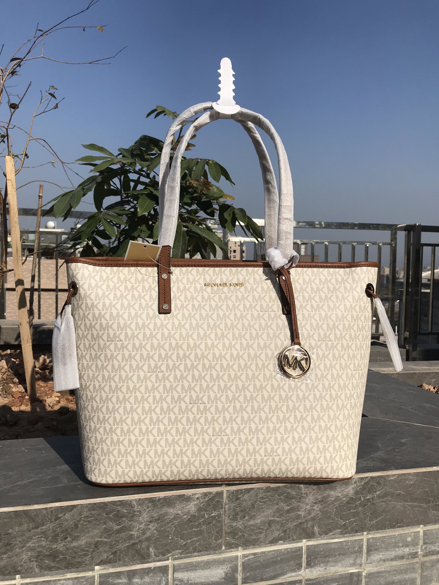 Michael Kors 新款大号购物袋小字母