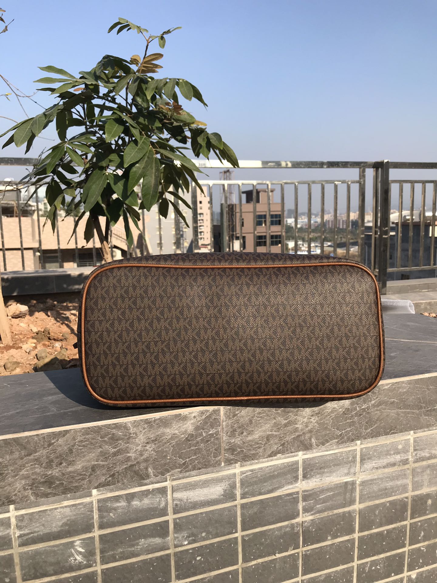 Michael Kors 新款大号购物袋小字母