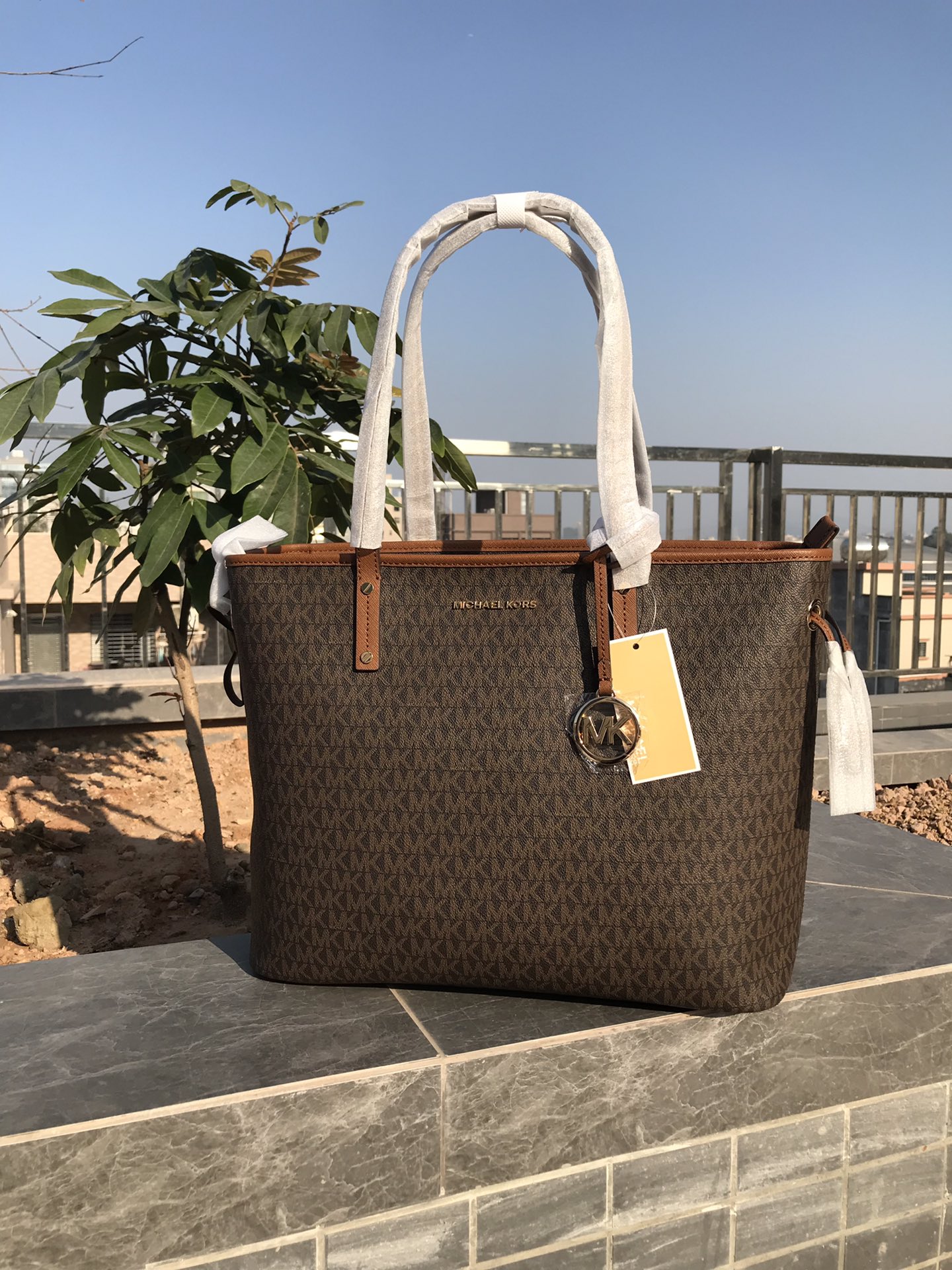 Michael Kors 新款大号购物袋小字母
