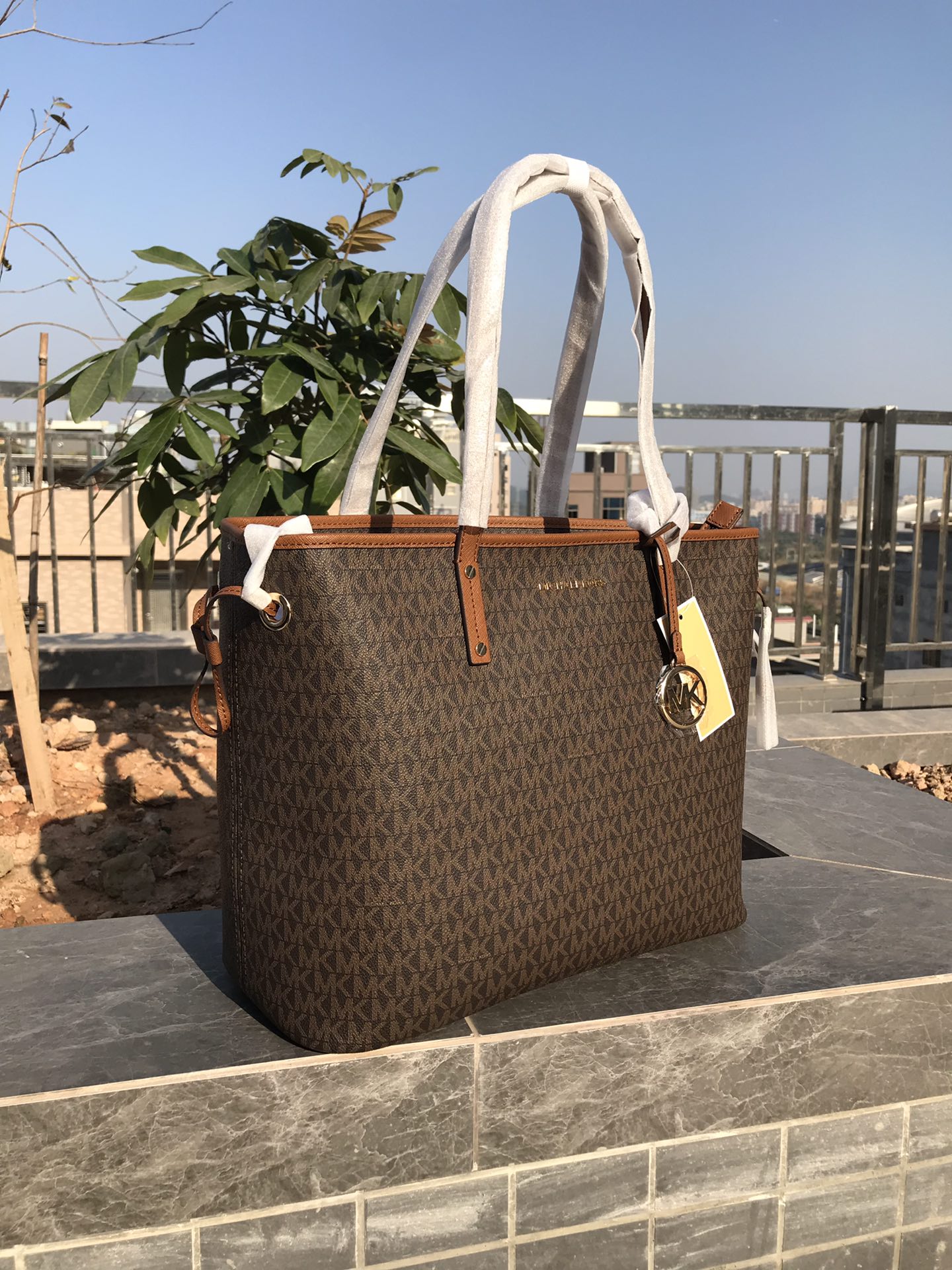 Michael Kors 新款大号购物袋小字母