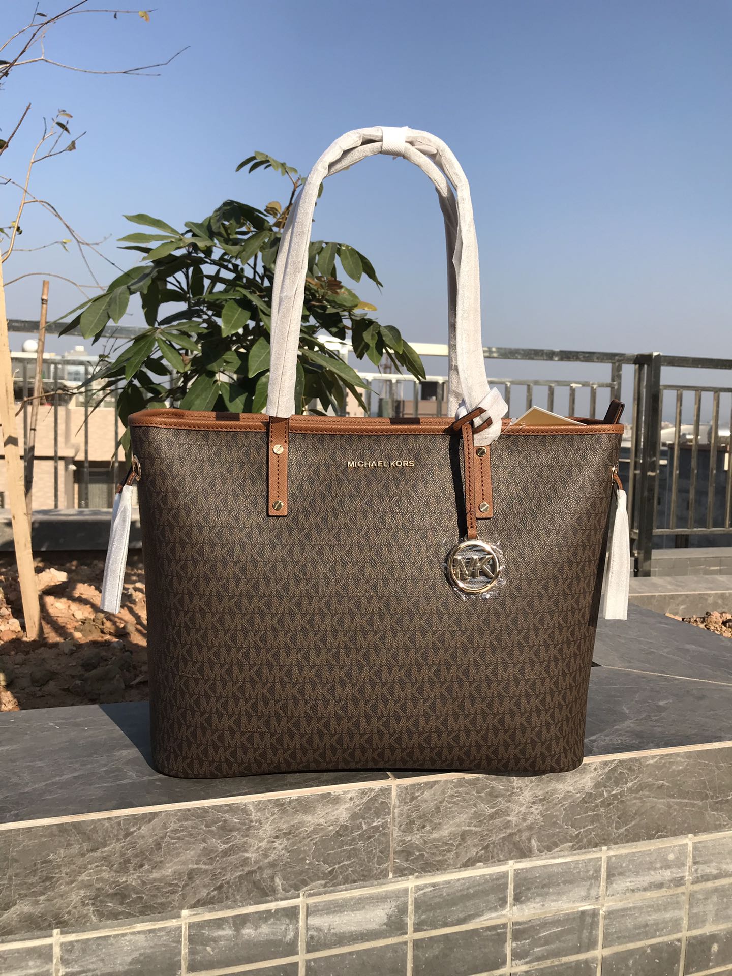 Michael Kors 新款大号购物袋小字母
