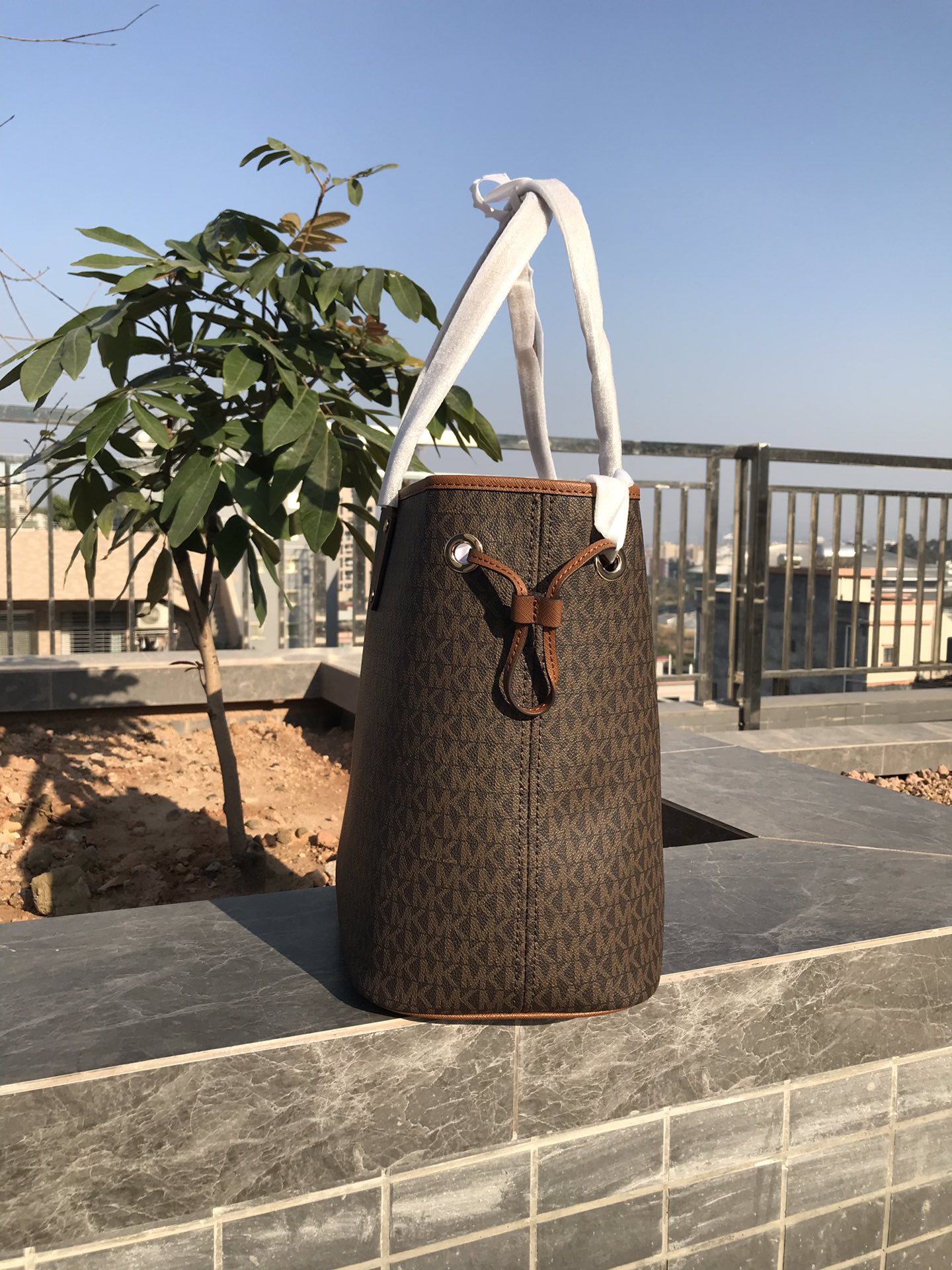 Michael Kors 新款大号购物袋小字母