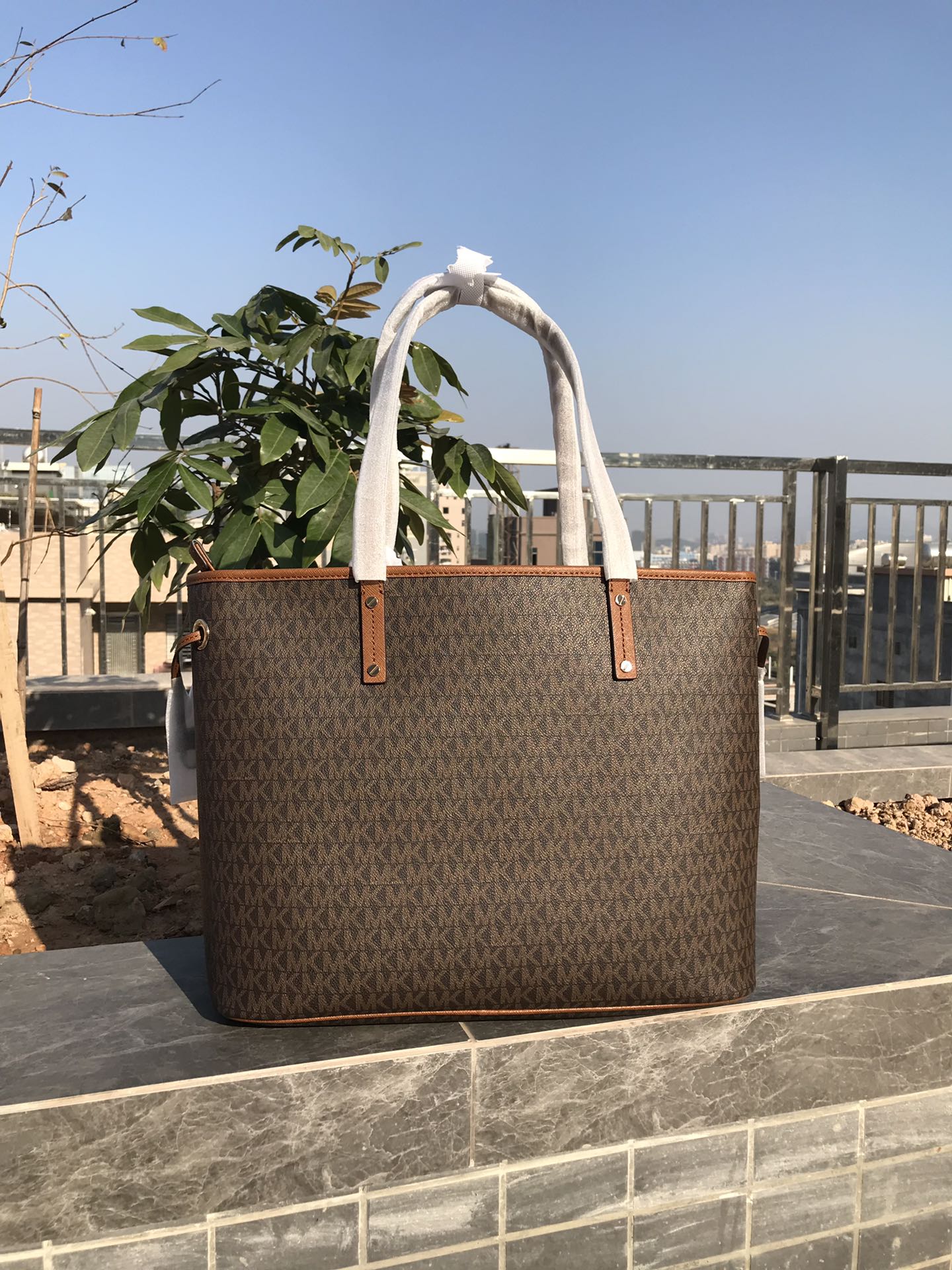 Michael Kors 新款大号购物袋小字母
