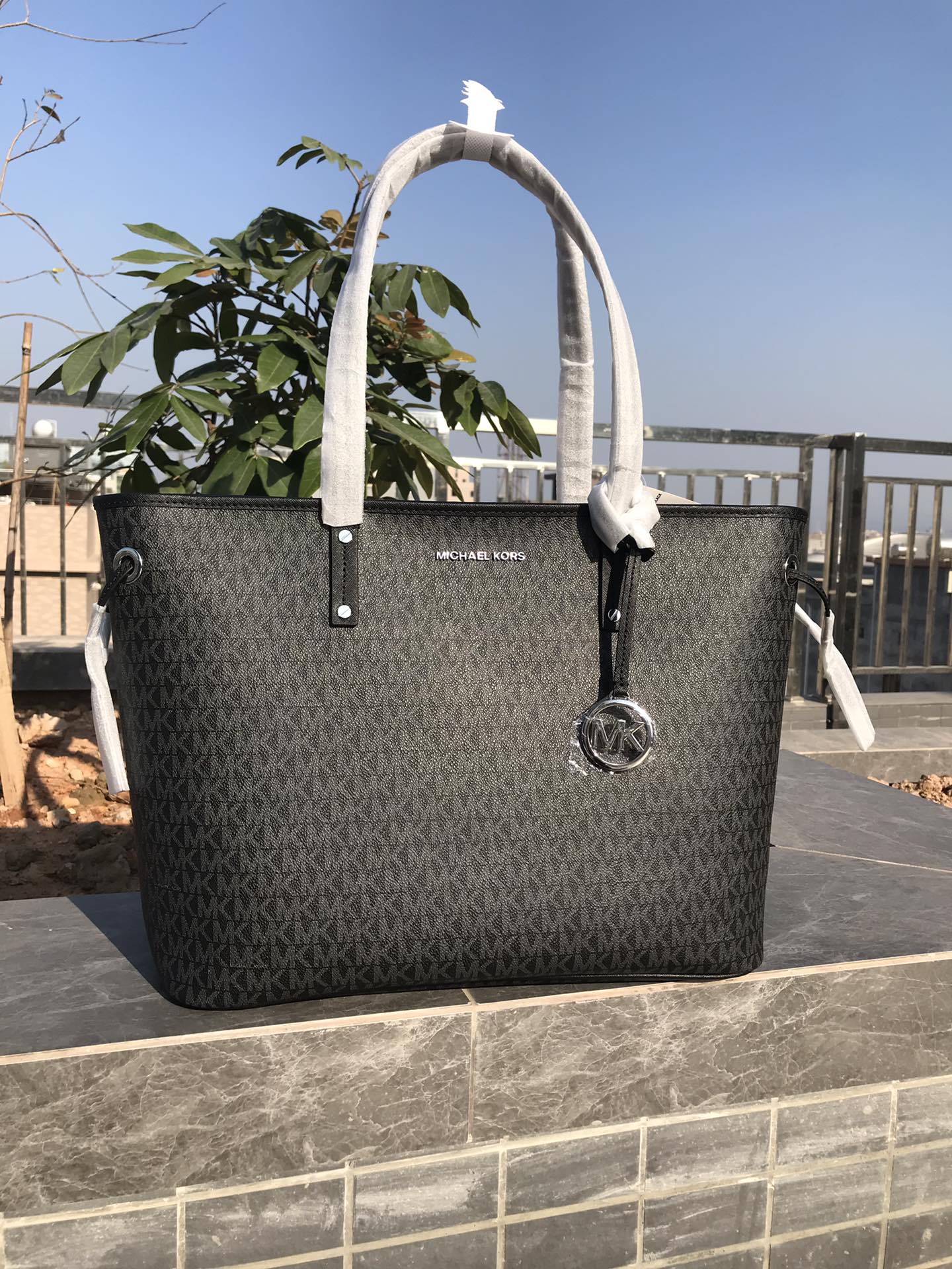 Michael Kors 新款大号购物袋小字母