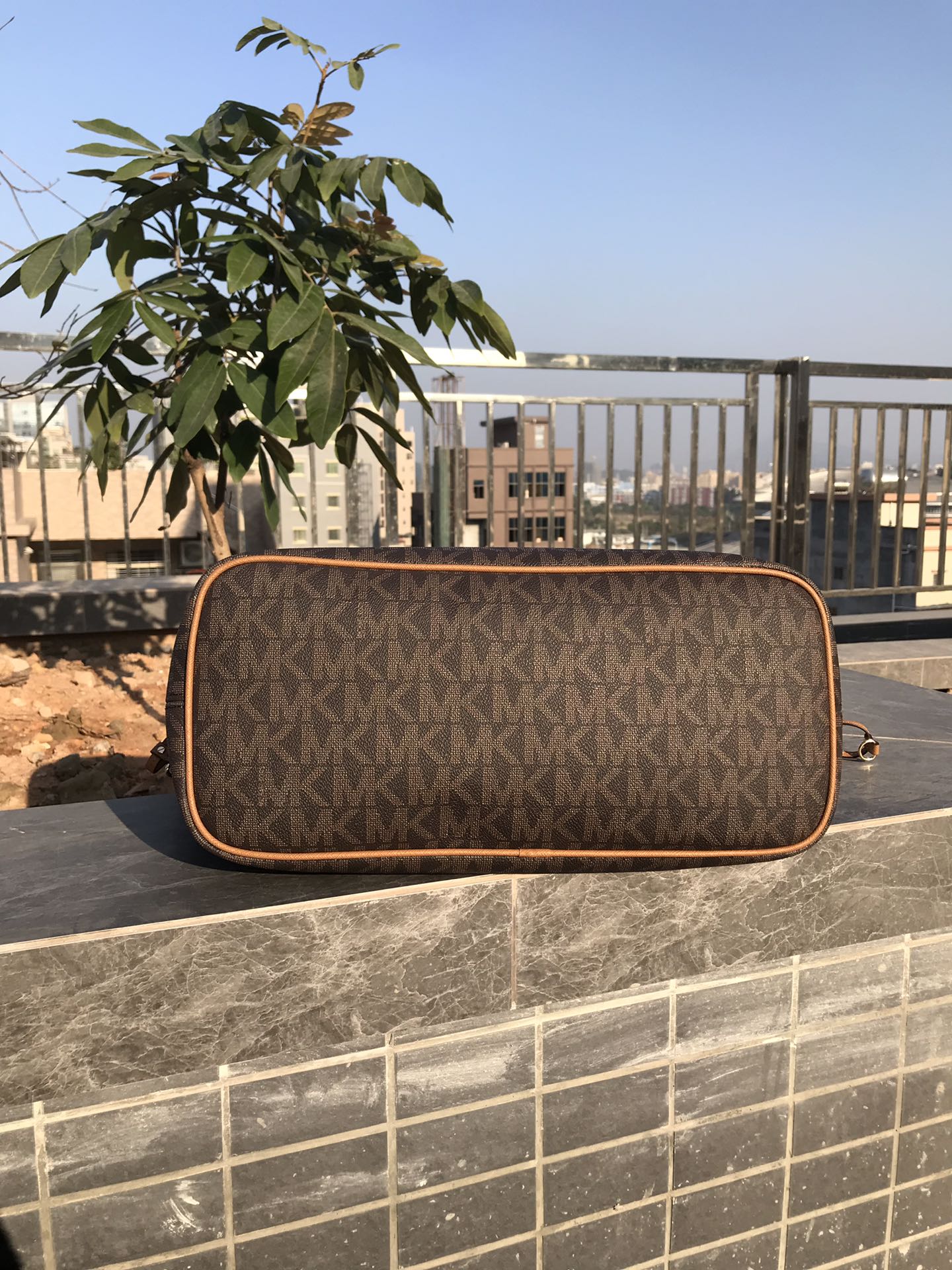 Michael Kors MK纯 大字母大号购物袋 附带挽手包 御用PVC印字母花料 假一陪十 耐磨耐刮绝对经用