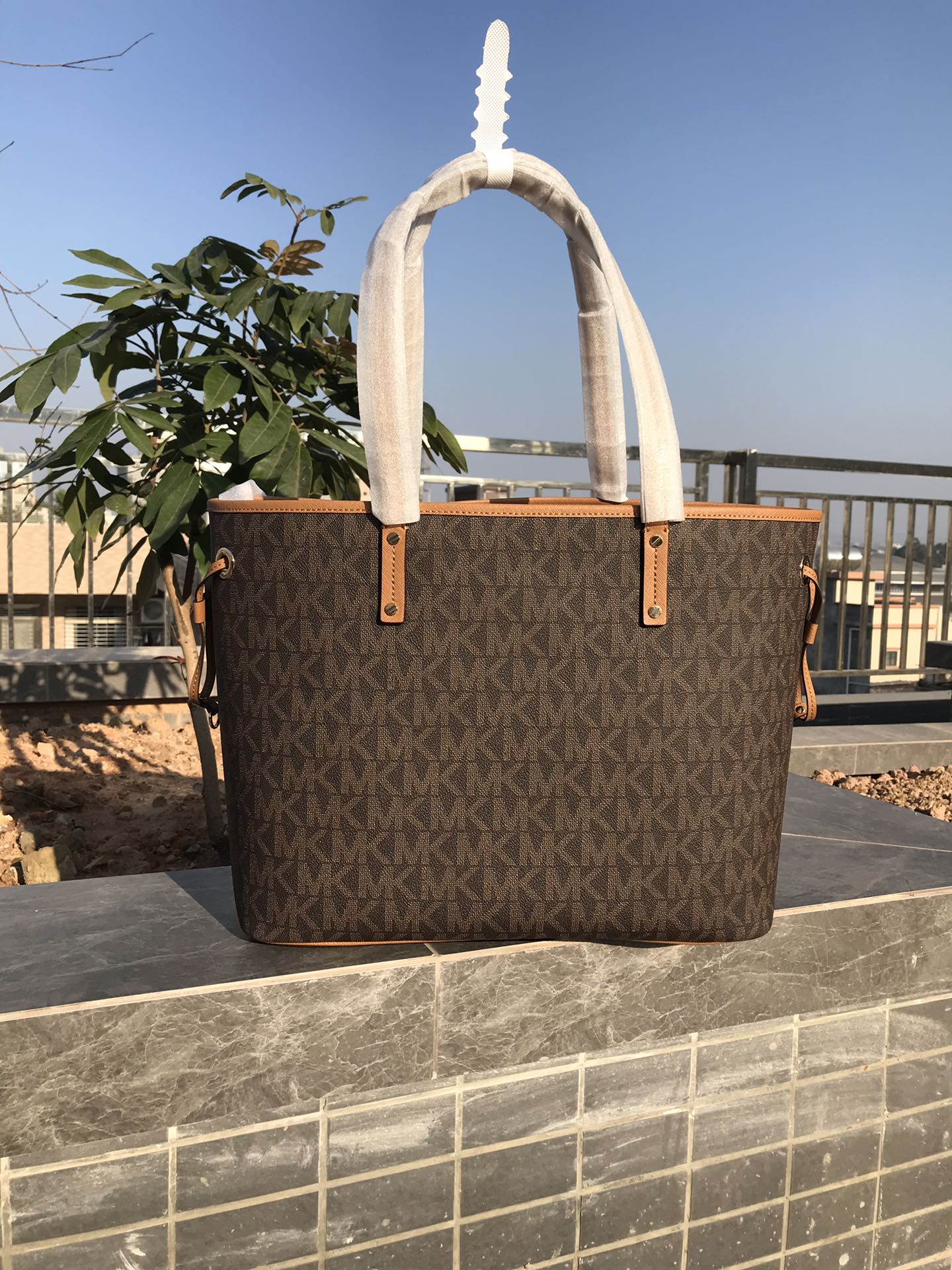 Michael Kors MK纯 大字母大号购物袋 附带挽手包 御用PVC印字母花料 假一陪十 耐磨耐刮绝对经用