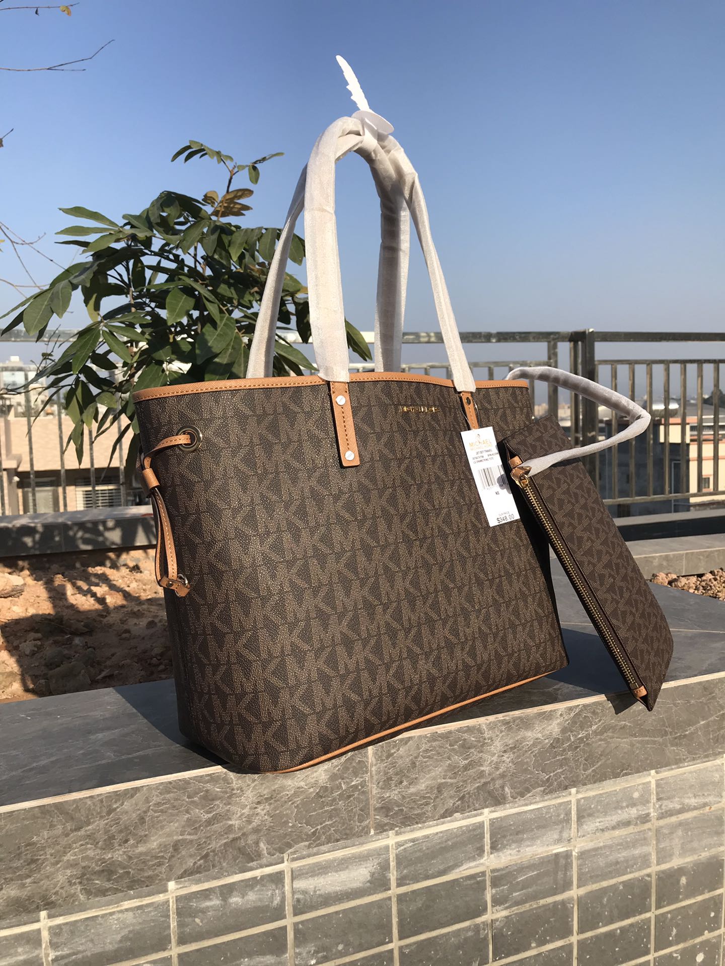 Michael Kors MK纯 大字母大号购物袋 附带挽手包 御用PVC印字母花料 假一陪十 耐磨耐刮绝对经用