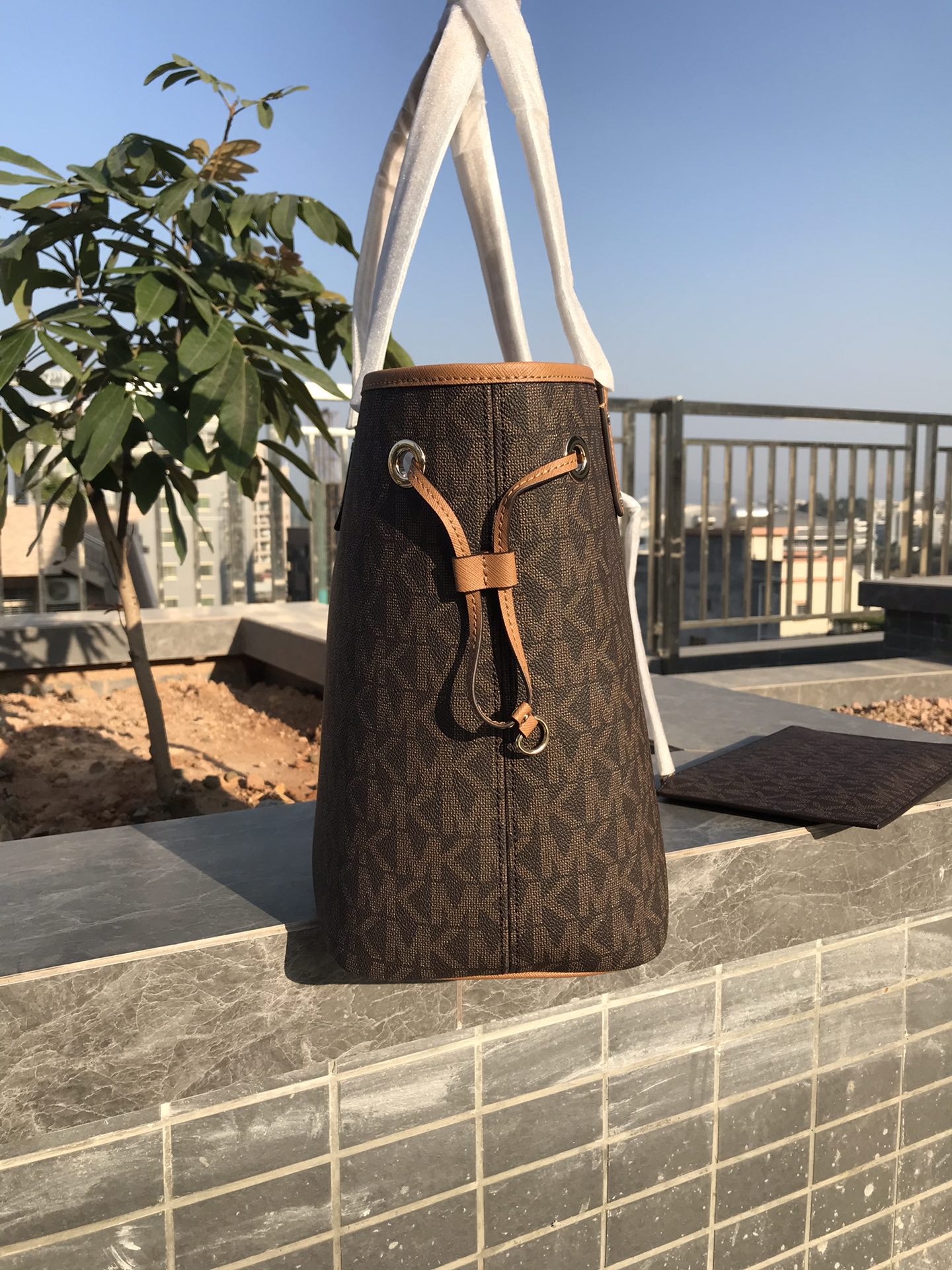 Michael Kors MK纯 大字母大号购物袋 附带挽手包 御用PVC印字母花料 假一陪十 耐磨耐刮绝对经用