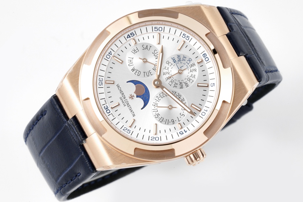 NO:764914,[Wearing stars and wearing moon, forging ahead] 8F new product Overseas 4300V series perpetual calendar watch. The watch uses a 41.5 mm diameter case and is equipped with an automatic winding mechanical movement - QP/1 ultra-thin movement. This movement is equipped with a perpetual calendar and moon phase display. (9-digit day of the week, 3-digit date, 12-digit month) Gold dial with sunburst satin brushing treatment  The small dial decorated with snail pattern is clear and easy to read, and it complements the expensive hands. Each watch can be worn with a one-button quick-release steel strap, tape, and belt. Welcome to appreciate,,versace19860909【披星戴月 砥砺前行】8F新品 Overseas纵横四海4300V系列万年历腕表 腕表采用直径41.5毫米的表壳,搭载自动上链机械机芯—— QP/1超薄机芯,该机芯配备万年历和月相显示.(9字位星期、3字位日期、12字位月份) 经旭日纹缎面拉丝处理的金质表盘 以蜗形纹装饰的小表盘清晰易读 搭配造价不菲的指针相得益彰 每一枚腕表都可以配戴一键快拆式钢带 胶带 皮带 欢迎鉴赏,,versace,Watch