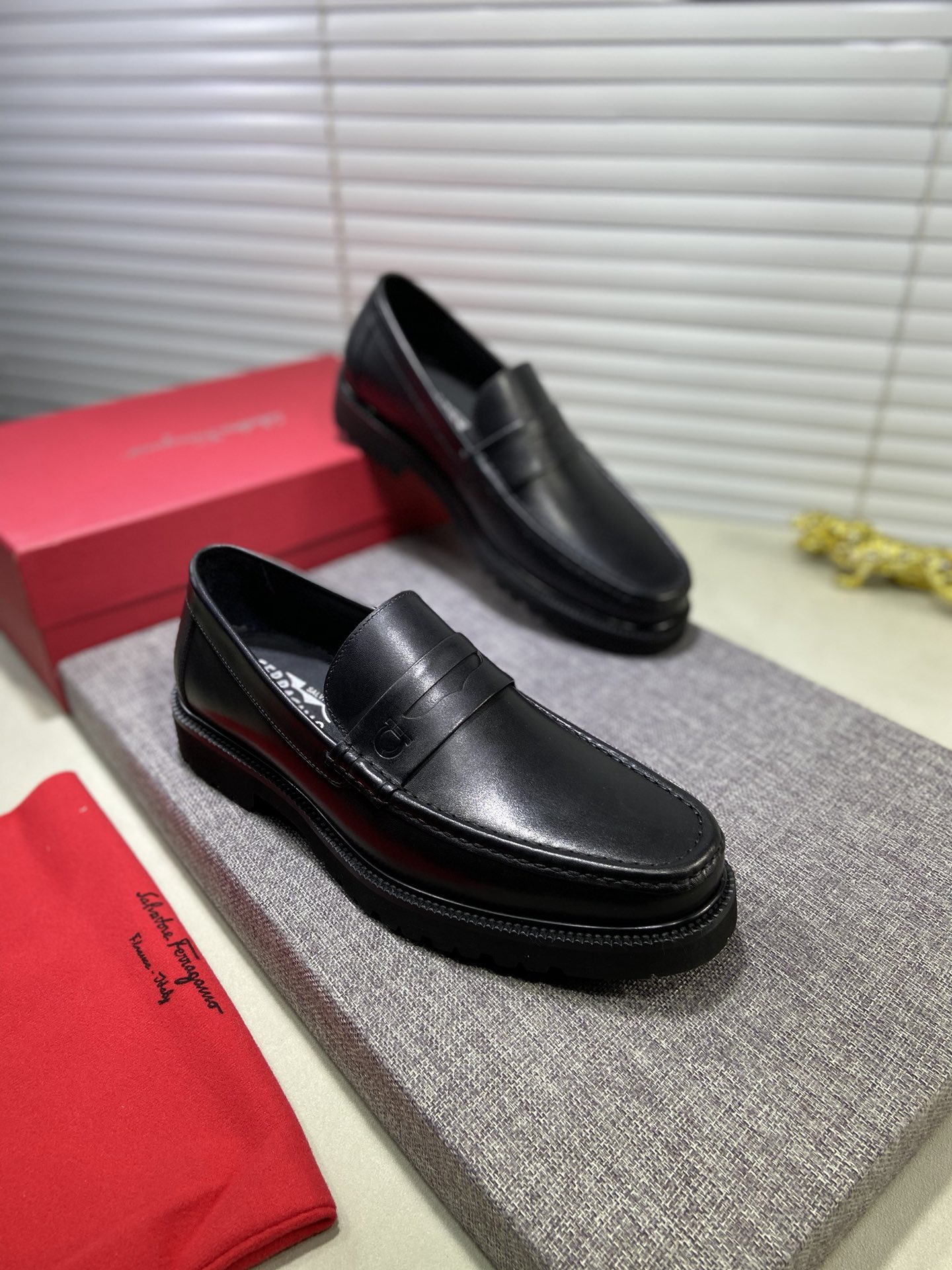 K0 原单菲拉格慕Ferragamo 水洗牛里原版正装皮鞋专柜同步发售男鞋 此款采用纯手工制作 面料进口原版粒面牛皮水洗牛皮内里 原版大底帅气 高大尚