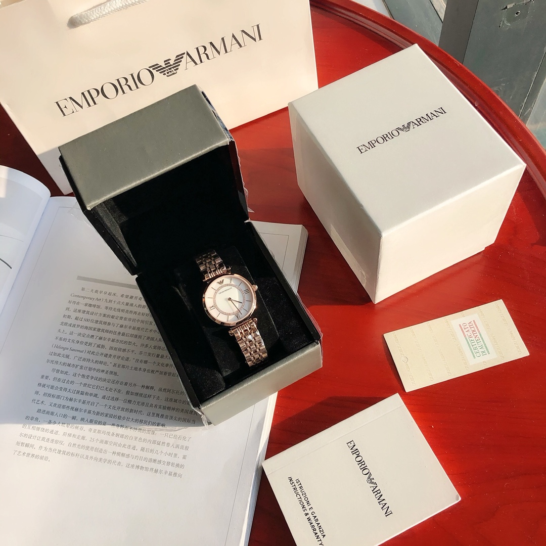 ¡El Armani más caliente! ¡Fideos de nácar! El diámetro de la esfera es de 32 mm. Los diamantes tachonados de estrellas …