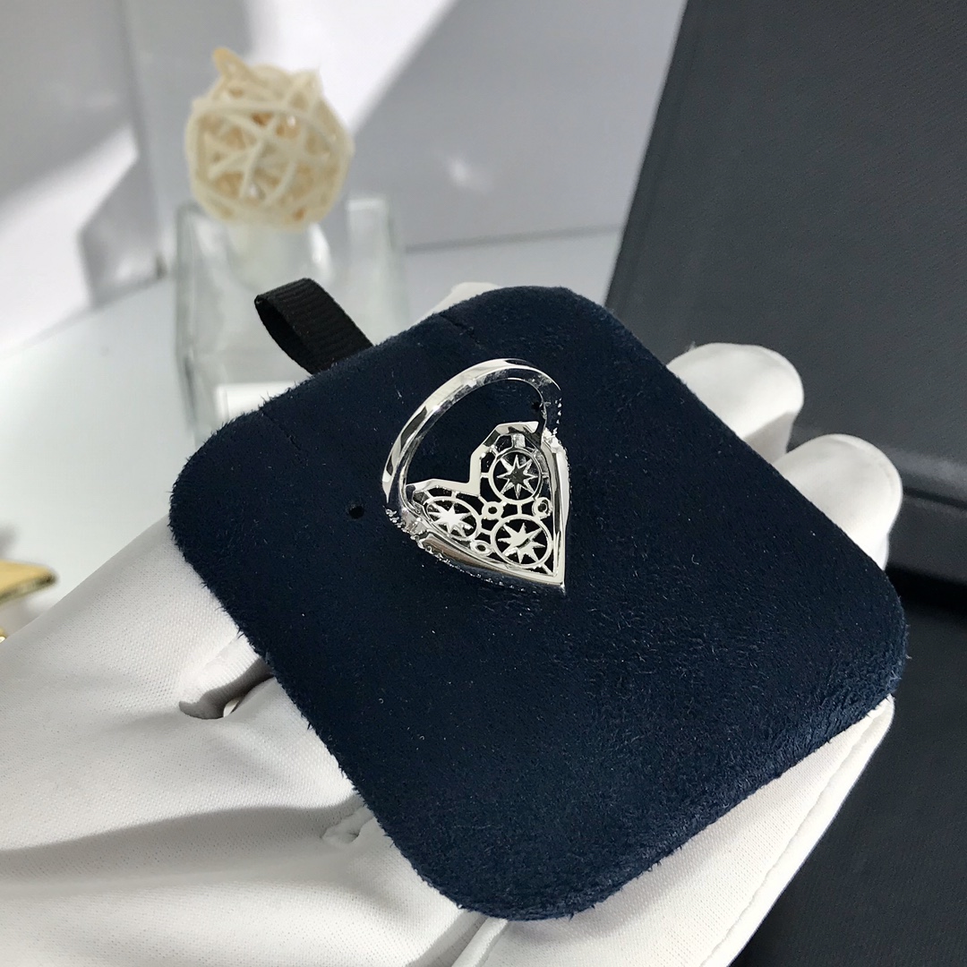 💰75 高品质❗Apm monaco 浪漫镂空爱心心形❤戒指！浪漫心形，为情人节增添幸福甜蜜的信物！BlingBling的爱心少女心满满，让人无法抗拒地喜欢～码数678