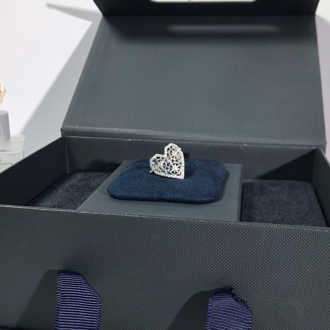 💰75 高品质❗Apm monaco 浪漫镂空爱心心形❤戒指！浪漫心形，为情人节增添幸福甜蜜的信物！BlingBling的爱心少女心满满，让人无法抗拒地喜欢～码数678