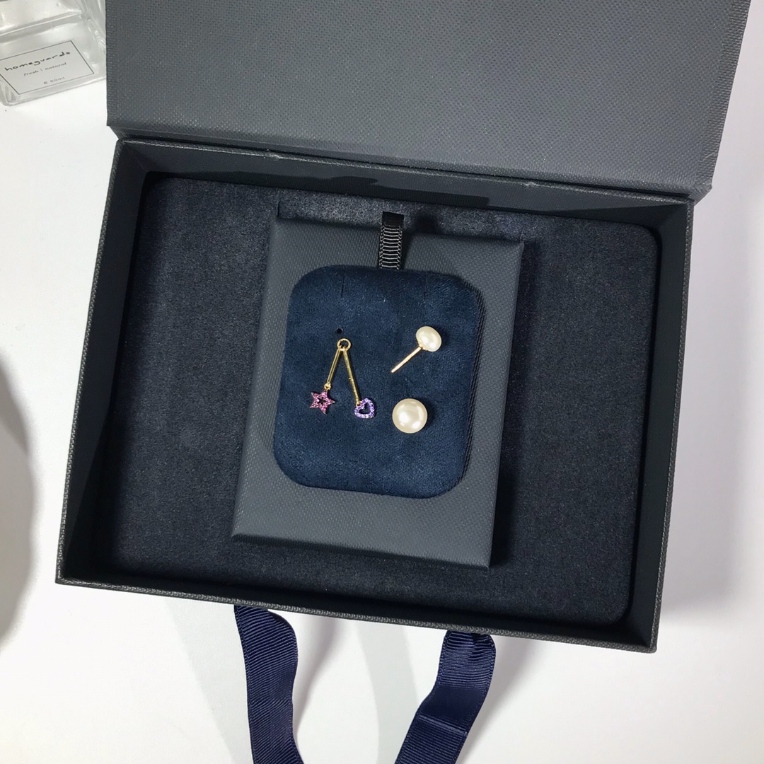 💰75 高品质❗Apm monaco 彩钻心星大小珍珠耳钉！FUN CRAZY LOVE系列新品采用仲夏的珠宝搭配，强调色彩组合，风格碰撞，层次叠戴，打造更加个性，时尚的萌趣炫酷夏日主题风格！