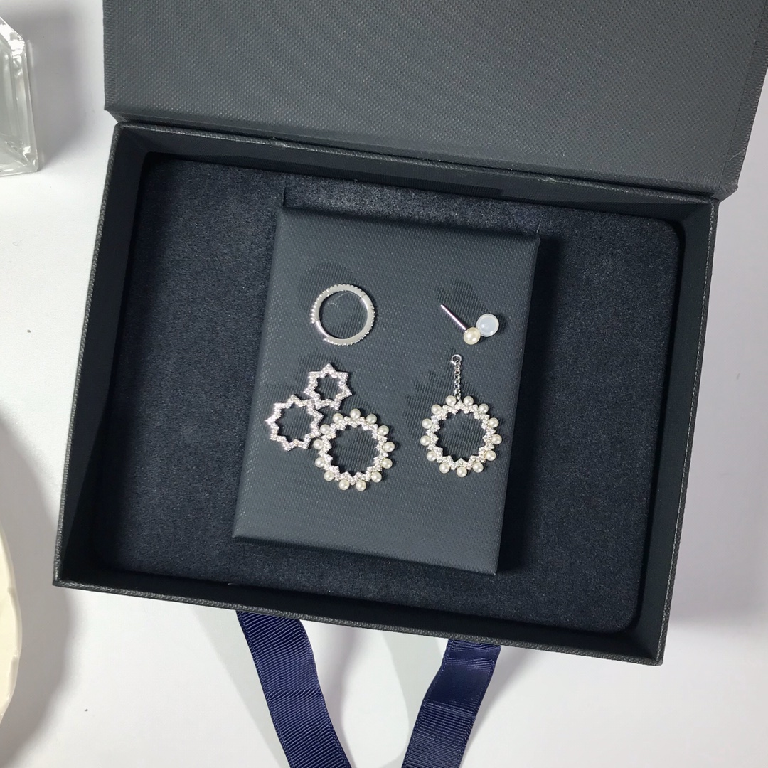 💰105 高品质❗Apm monaco 新款短款齿轮⚙珍珠银色耳环！巴洛克风齿轮造型耳环，多个齿轮圈结合珍珠的设计，又有点像太阳花，美到犯规，不对称的设计，可以自由组合搭配，绝对是搭配衣服首选～