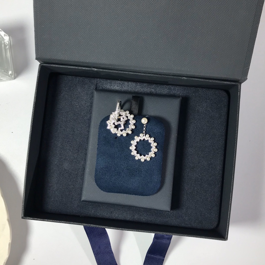 💰105 高品质❗Apm monaco 新款短款齿轮⚙珍珠银色耳环！巴洛克风齿轮造型耳环，多个齿轮圈结合珍珠的设计，又有点像太阳花，美到犯规，不对称的设计，可以自由组合搭配，绝对是搭配衣服首选～