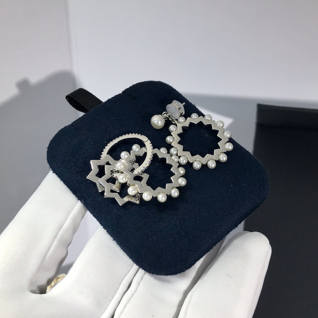 💰105 高品质❗Apm monaco 新款短款齿轮⚙珍珠银色耳环！巴洛克风齿轮造型耳环，多个齿轮圈结合珍珠的设计，又有点像太阳花，美到犯规，不对称的设计，可以自由组合搭配，绝对是搭配衣服首选～