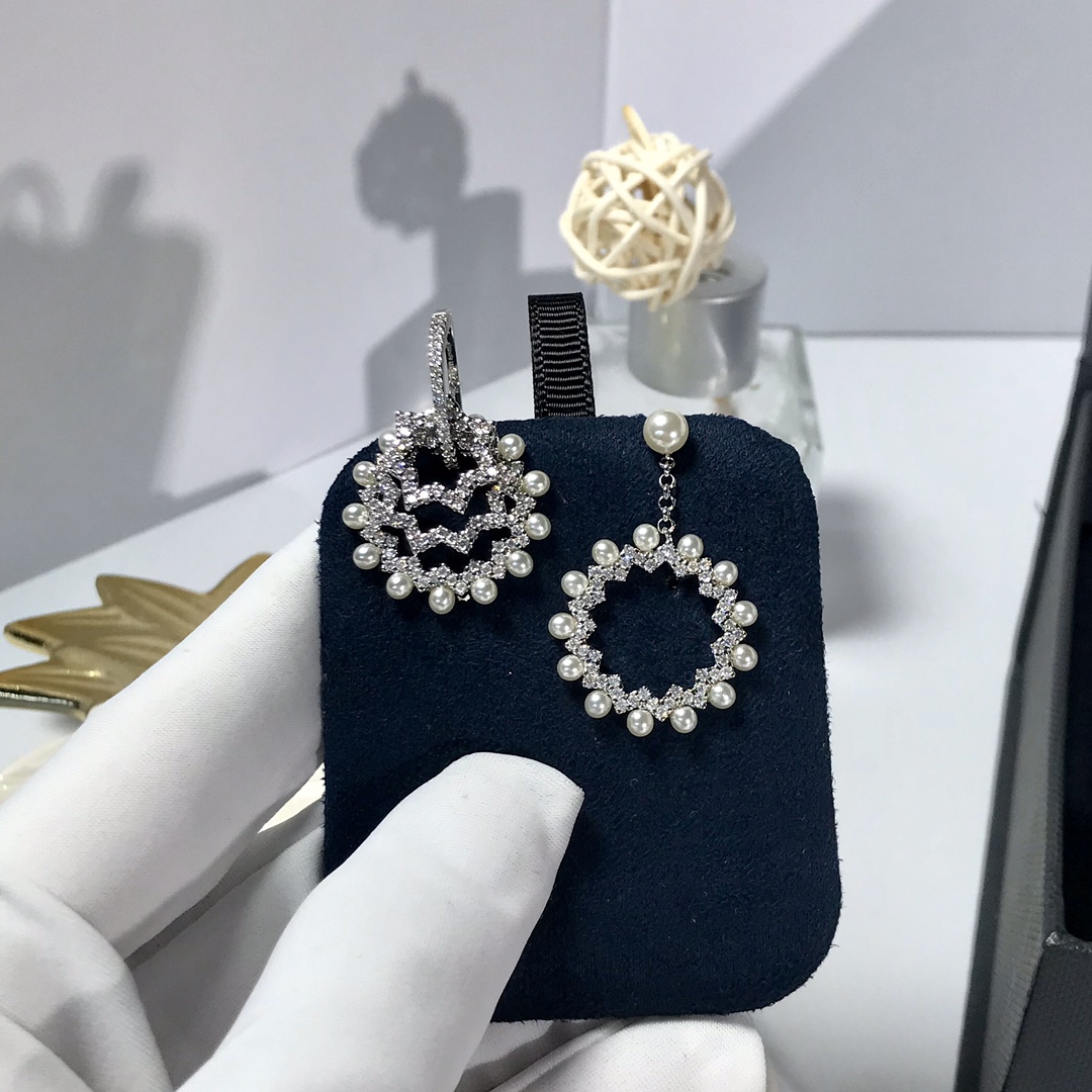 💰105 高品质❗Apm monaco 新款短款齿轮⚙珍珠银色耳环！巴洛克风齿轮造型耳环，多个齿轮圈结合珍珠的设计，又有点像太阳花，美到犯规，不对称的设计，可以自由组合搭配，绝对是搭配衣服首选～