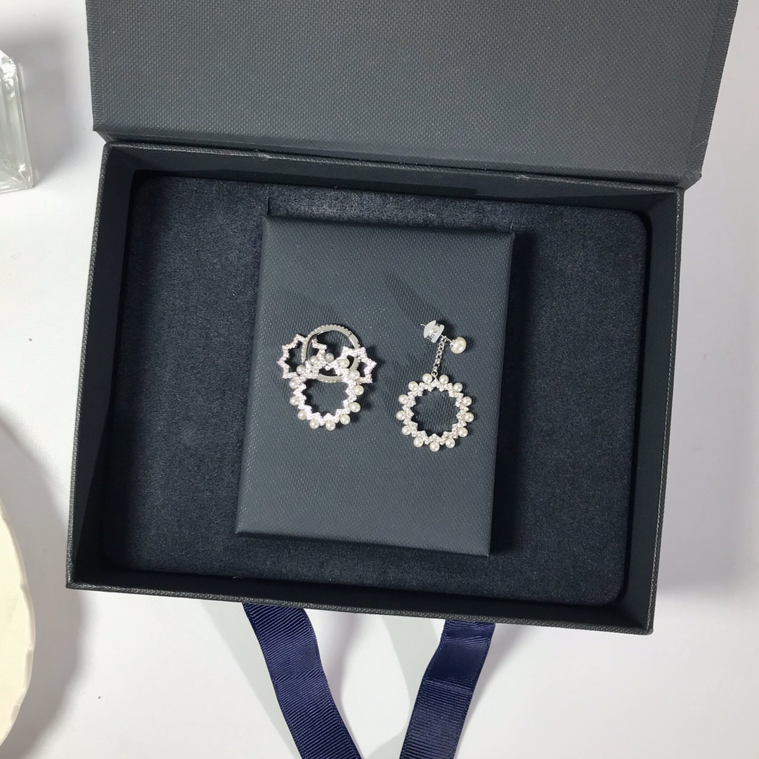 💰105 高品质❗Apm monaco 新款短款齿轮⚙珍珠银色耳环！巴洛克风齿轮造型耳环，多个齿轮圈结合珍珠的设计，又有点像太阳花，美到犯规，不对称的设计，可以自由组合搭配，绝对是搭配衣服首选～