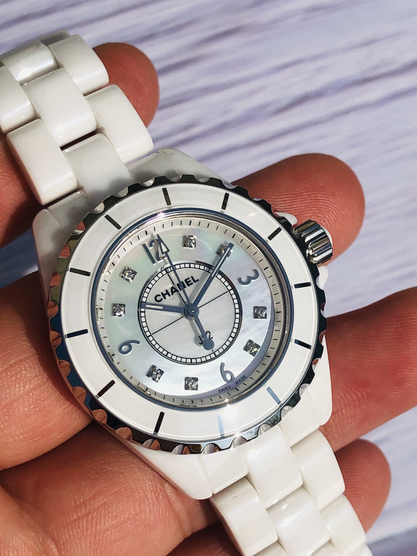 NO:143631,P.: Full package The new Chanel white and the iconic material of the J12 watch - high-tech precision ceramics are perfect match, expressing pure and simple design propositions with a bright and bright color, chanel19860909批: 全套包装 新款香奈儿白色与J12腕表的标志性材质——高科技精密陶瓷堪称绝配,以一抹璀璨亮色表达纯粹简约的设计主张,,chanel,Watch