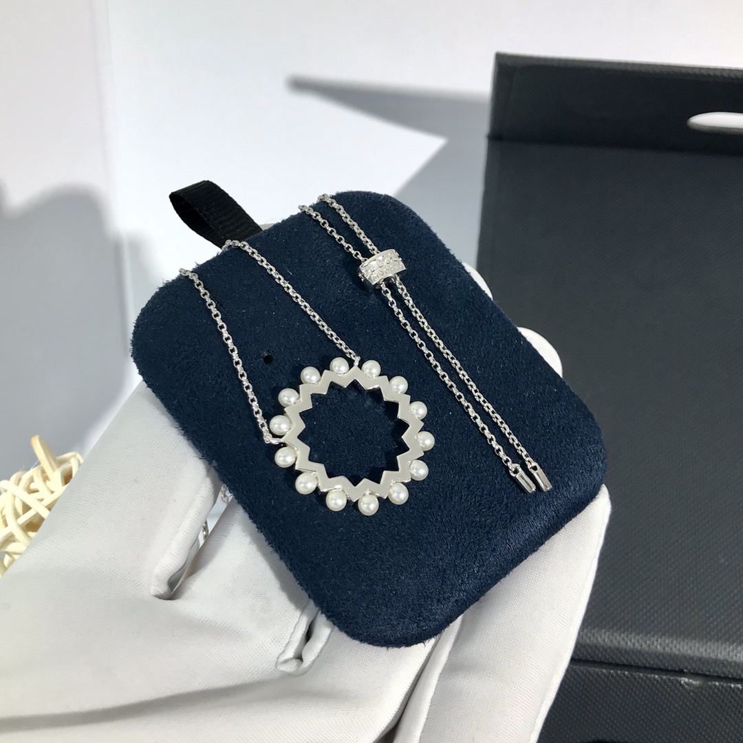 💰95 高品质❗Apm monaco 新款短款齿轮⚙珍珠银色项链！齿轮圈结合珍珠的设计，美到犯规，炒鸡显白的银色搭配，简约又有艺术感的造型，整体比较少女心～可调节长短