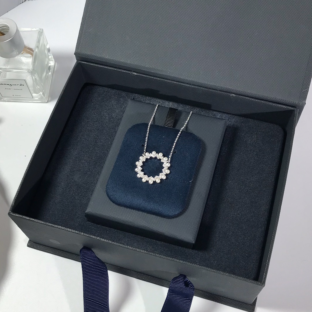 💰95 高品质❗Apm monaco 新款短款齿轮⚙珍珠银色项链！齿轮圈结合珍珠的设计，美到犯规，炒鸡显白的银色搭配，简约又有艺术感的造型，整体比较少女心～可调节长短