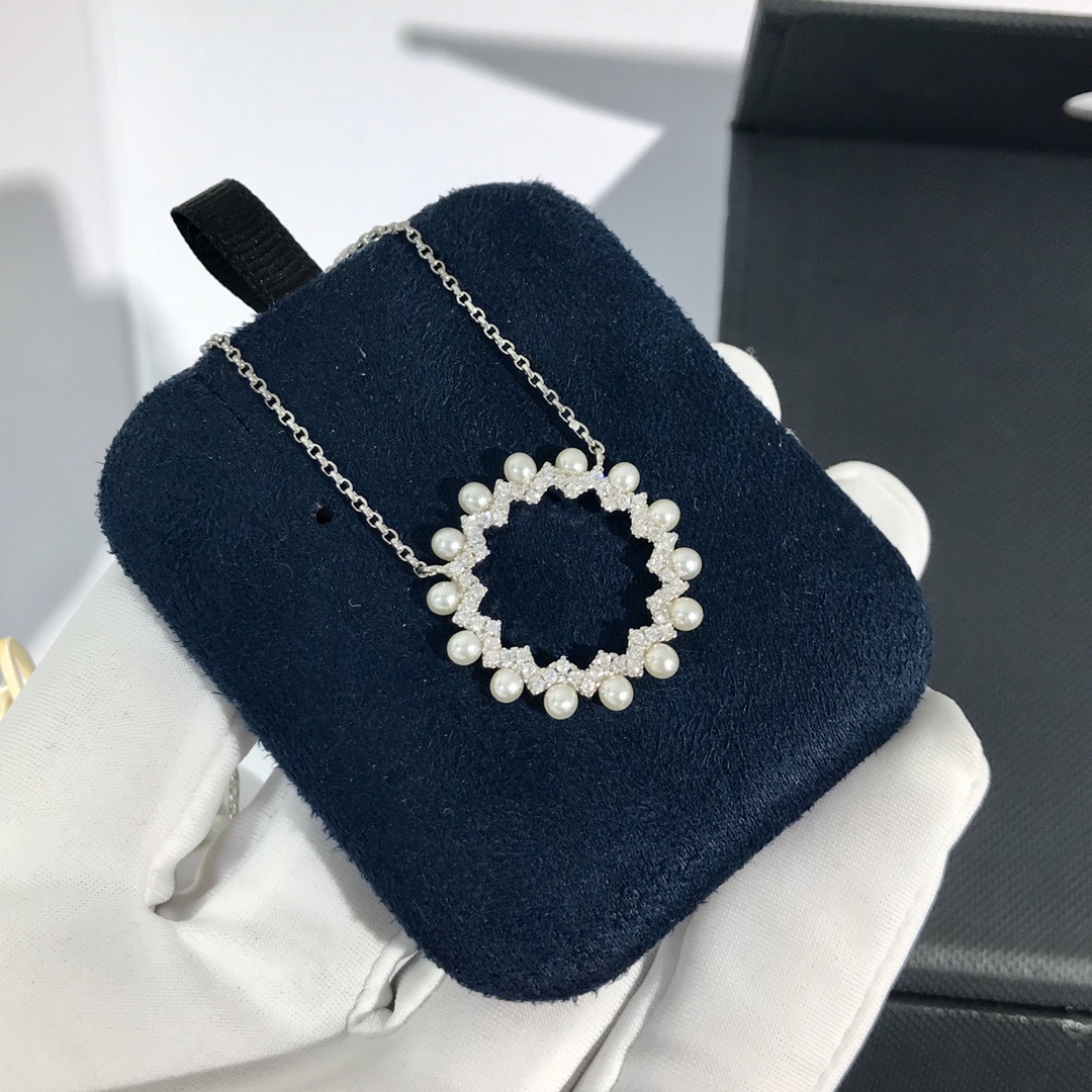💰95 高品质❗Apm monaco 新款短款齿轮⚙珍珠银色项链！齿轮圈结合珍珠的设计，美到犯规，炒鸡显白的银色搭配，简约又有艺术感的造型，整体比较少女心～可调节长短