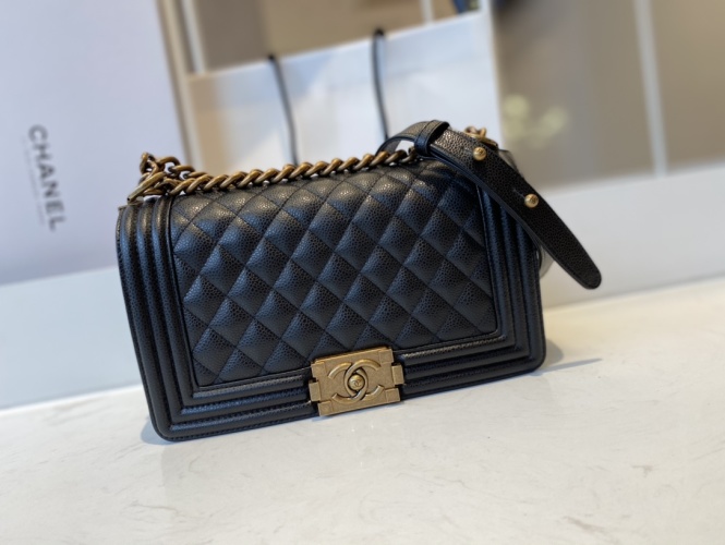 Chanel Le Boy Bolso de hombro de piel de becerro granulada en negro 1 Chanel Le Boy Bolso de hombro de piel de becerro granulada en negro