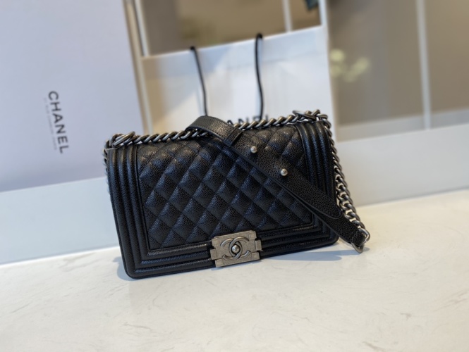 Chanel Le Boy en cuir caviar noir, 25 cm - Élégance et style iconique 1 Chanel Le Boy en cuir caviar noir, 25 cm - Élégance et style iconique