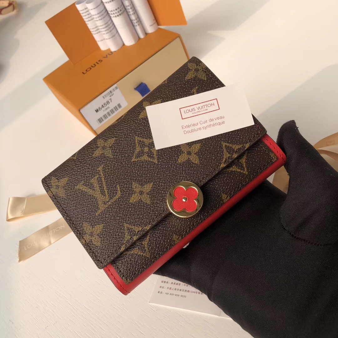 NO:397187,[Exclusive real photo M64587 red] New product This Flore short wallet is paired with iconic Monogram canvas with colorful calfskin, giving it a fresh and bright appearance. The leather-wrapped Monogram Flower stud style is a major design highlight. It brings together multiple practical elements, including a zippered coin pocket with abundant capacity..., LV [original leather], louis vuitton, cowhide19860909【独家实拍M64587红】新品此款Flore短款钱夹以标志性Monogram帆布搭配五彩缤纷的小牛皮,呈现出清新明丽的外观.裹有皮革的Monogram Flower饰钉风格柔美,为一大设计亮点.汇集多个实用元素,包括一个容量充沛的拉链硬币口袋..,LV【原厂皮】,louis vuitton,cowhide,Bag