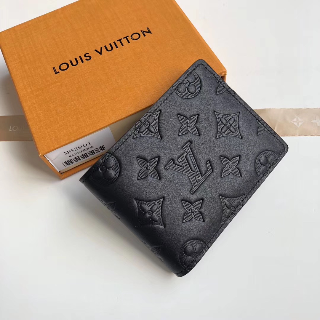 NO:396455,【Exclusive real shot M62901】MULTIPLE wallet This Louis Vuitton Multiple wallet is designed with a refreshing and simple design. The black Monogram Shadow calf leather fabric is very soft and decorated with the iconic Monogram embossed. It is small in size and extremely portable. It is equipped with multiple credit card slots and bills and banknote compartments, which are of outstanding practicality. 11.5 x 9.0 x 1.5 cm (Length x Height x Width).,LV【Original leather】,louis vuitton,louis vuitton,cowhide19860909【独家实拍M62901】MULTIPLE 钱夹此款路易威登Multiple钱夹设计清爽简洁,黑色Monogram Shadow小牛皮面料质地十分柔软,饰有标志性Monogram压纹.尺寸小巧,极为便携,内配多个信用卡插槽与票据和纸钞隔层,实用性出众.11.5 x 9.0 x 1.5 cm (长 x 高 x 宽) .,LV【原厂皮】,louis vuitton,louis vuitton,cowhide,Bag