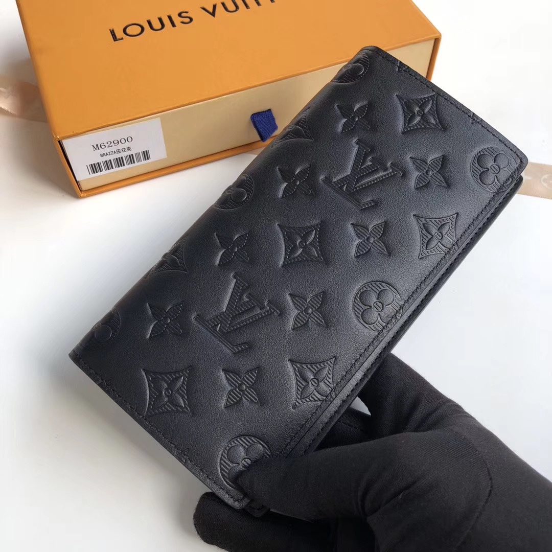 NO:396449,【Exclusive real shot M62900】Embroidered BRAZZA wallet Elegant appearance design with black Monogram Shadow calf leather, this very soft Brazza wallet is decorated with shallow iconic Monogram embossed. It is equipped with multiple card slots and compartments, including a zipper coin compartment. 10.0 x 19.0 x 2.0 cm (Length x Height x Width) 2018.300, LV [Original Leather], louis vuitton, cowhide19860909【独家实拍M62900】压花 BRAZZA 钱夹 优雅的外观设计搭配黑色Monogram Shadow小牛皮,此款十分柔软的Brazza钱夹饰有浅浅的标志性Monogram压纹.内配多个卡槽与隔层,包括一个拉链硬币隔层.10.0 x 19.0 x 2.0 cm (长 x 高 x 宽) 2018.300,LV【原厂皮】,louis vuitton,cowhide,Bag