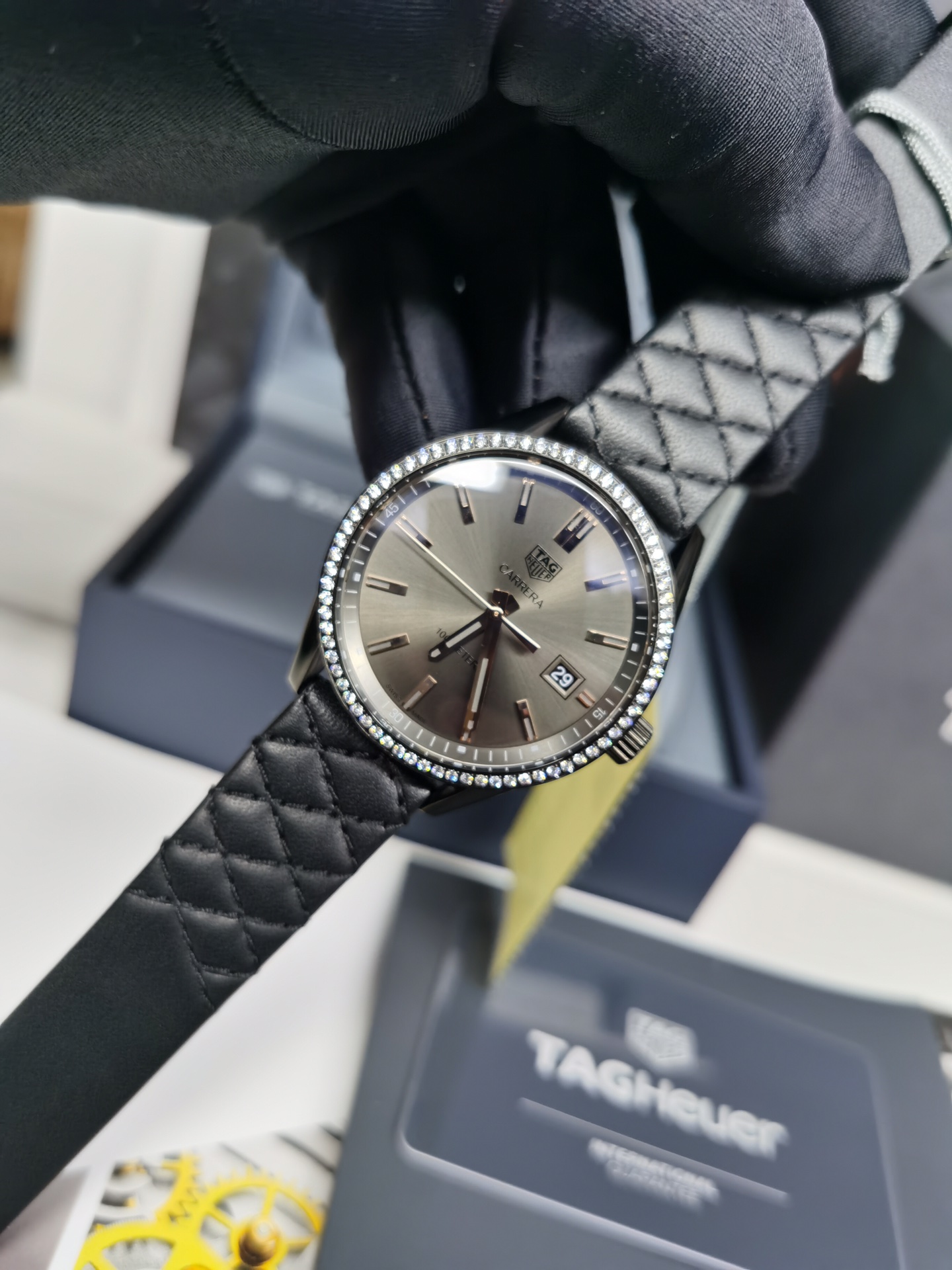 NO:385527,Batch: Original box: 50 TAG Heuer Carrera series belt style women's watch, original single!  39mm diameter with imported cowhide strap, suitable for various occasions, sapphire anti-string glass, dial with radiation pattern effect, and blue dial shows youthful vitality!  The black dial is restrained and noble!  All are equipped with the original Swiss 955.122 quartz movement, the case is polished and polished in finely, the water chestnut is clear, the fine sand-pulled strap, and the double snap button is used. It accepts 10 times magnification and comparison, and is equipped with a full set of packaging, one watch and one code, and is shipped in seconds in stock!  tag heue,cowhide19860909批: 原盒:50 泰格豪雅 卡莱拉系列 皮带款女表,原单！39mm直径配进口牛皮表带,适合各种场合搭配,蓝宝石防弦玻璃,表盘带放射纹效果,蓝色表盘显年轻活力！黑色表盘内敛而贵气！全部搭载原装瑞士955.122石英机芯,表壳打磨抛光精细,菱角分明,精细拉砂表带,双按扣制.接受10倍放大对比,配全套包装,一表一码,现货秒发！,,tag heue,cowhide,Watch