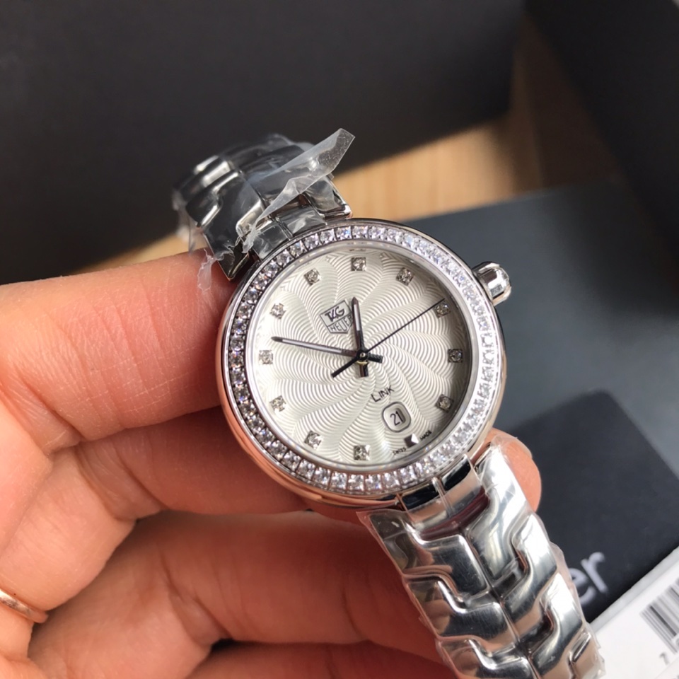 NO:727930,You can order the check code at the counter. Batch: original box: 50. The new TAG Heuer women's watch with high appearance is now online ~ The new TAG Heuer Lincoln series full-color women's model has arrived [color][color][color] for the exclusive first time!  Warm and delicate, fresh and elegant, more luxurious!  ~29mm watch diameter, completely fits the hand, versatile, sapphire mirror, original Swiss quartz movement, supports disassembly and inspection, one watch and one code comes with a hangtag, synchronized at the counter!  Brand new complete set of [color][color][color],,tag heue19860909可以订做专柜查验码 批:原盒:50 新款豪雅女表,高颜值已上线啦～新款泰格豪雅林肯系列全色女款到货[色][色][色]独家首发！温润细腻,清新淡雅,更显奢华！～29mm表径,完全服贴于手,上手百搭,蓝宝石镜面,原装瑞士石英机芯,支持拆机验货,一表一码配吊牌,专柜同步！全新全套出[色][色][色],,tag heue,Watch