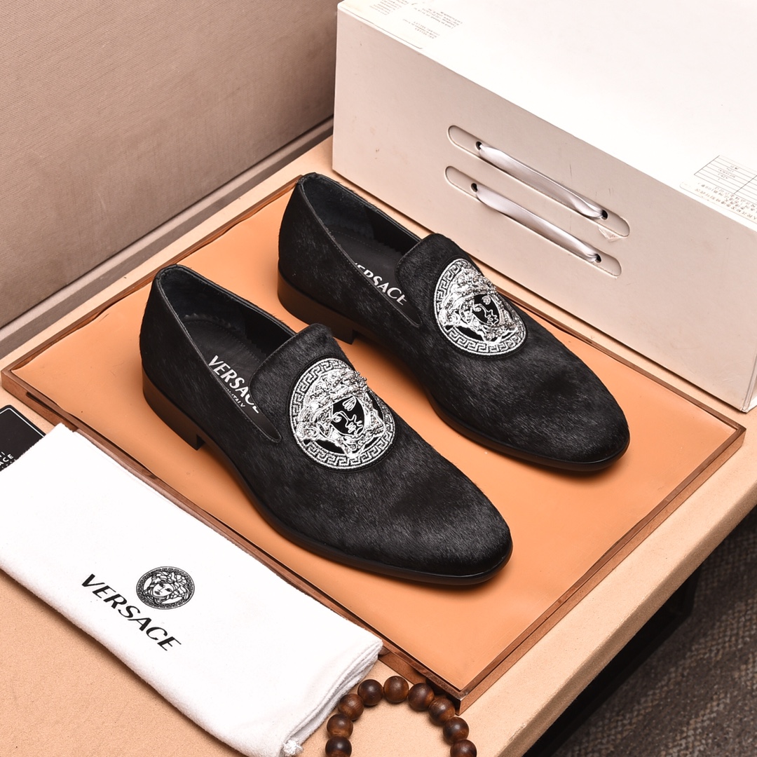 K0 水染牛里 高品质  范思哲 专柜同步男士时尚休闲皮鞋🇮🇹，💯鞋面采用专用进口马毛🐎牛皮，进口全牛皮内里，做工精细，高端大气。有时尚典范造型。橡胶耐磨防滑大底，穿着舒适，值得拥有。