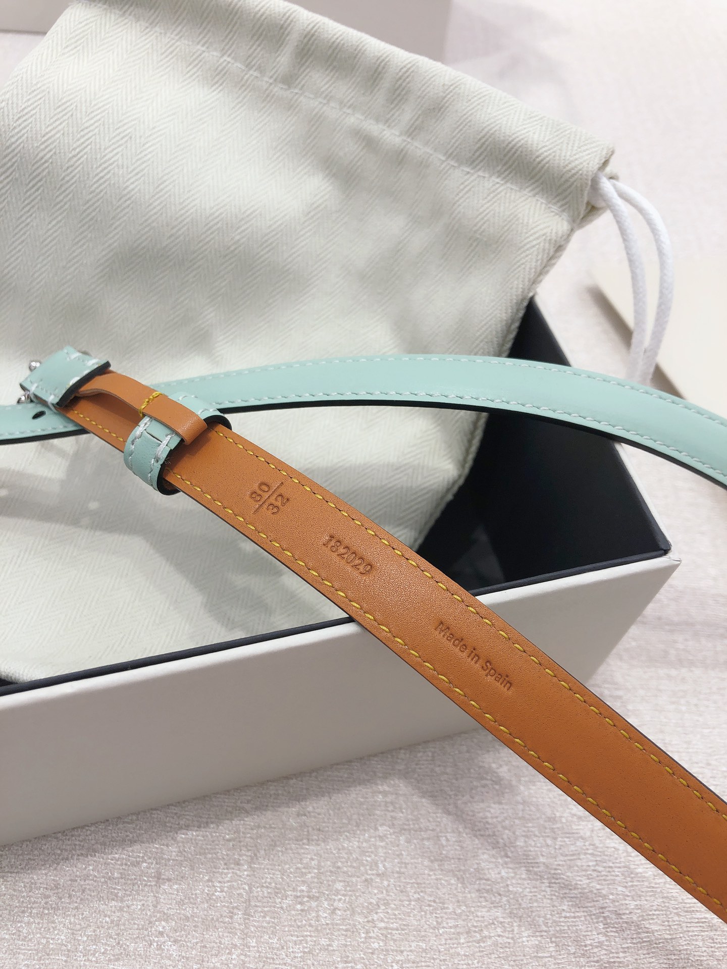 “Anagram Pattern Button Belt: Loyewe Male Lode Grader’s Belt with Cow Skin” - 图片 7